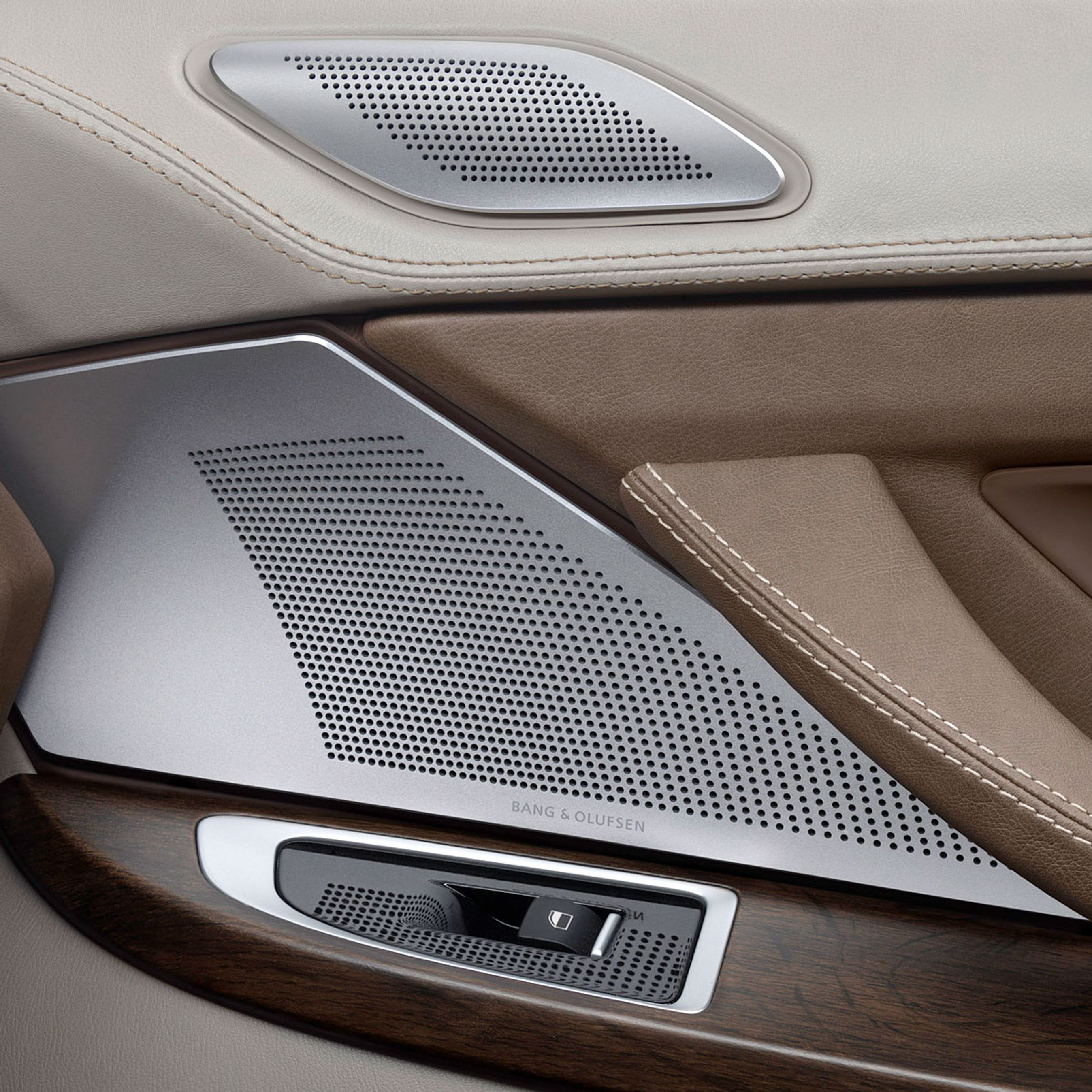 Højttalerne har frontpaneler af massiv aluminium, hvor hver enhed er tilpasset designet af den pågældende bilmodel.