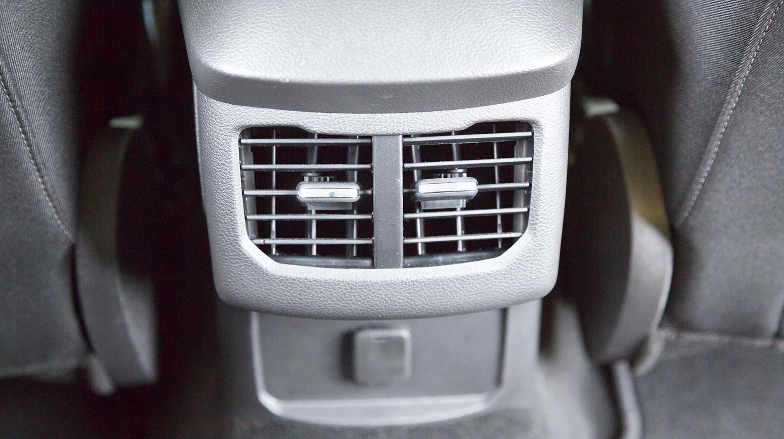 Der er separate friskluftdyser til bagsædepassagererne. Herligt!