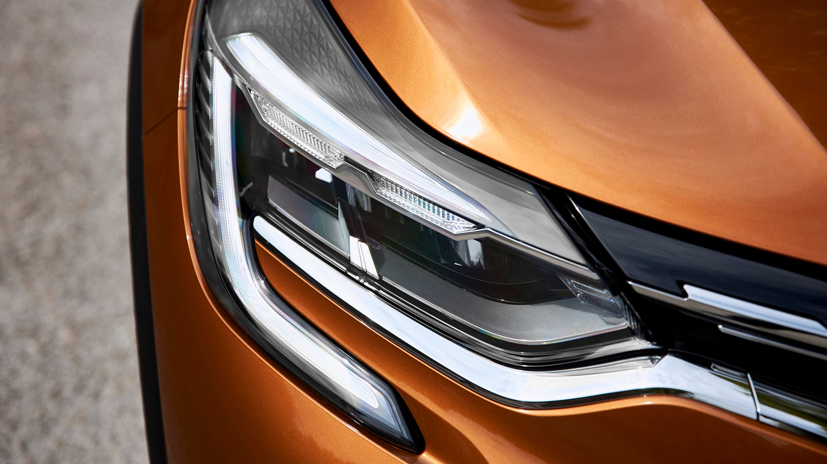 Alle udgaver har LED-forlygter, og i topudgaverne kan de selv blænde op og ned. Der fås ikke matrix-LED lygter til Captur.