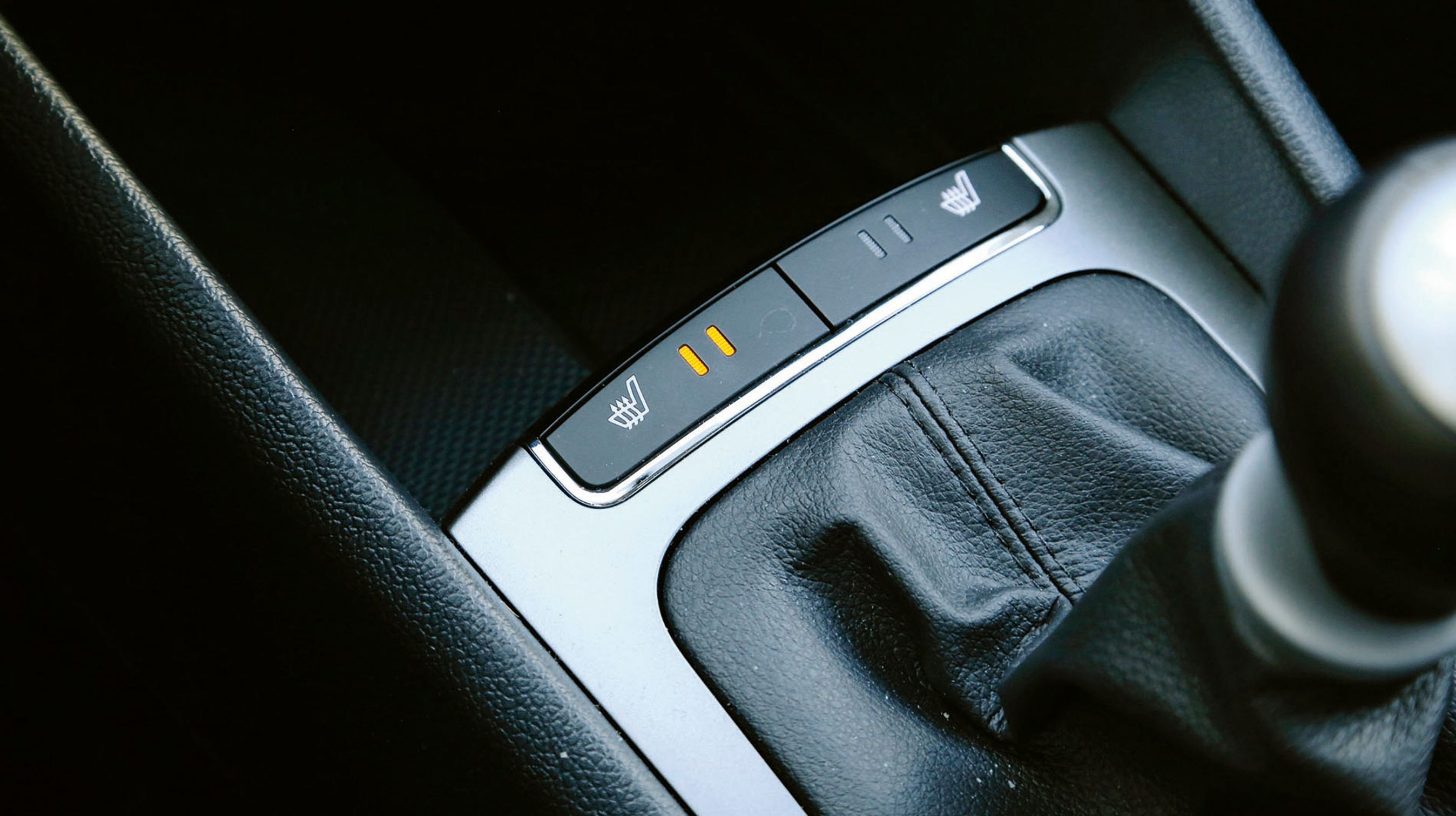 Sædevarme er fint – når man selv vælger det. Men knapperne er placeret, så man nogle gange ufrivilligt får en varm bagdel.