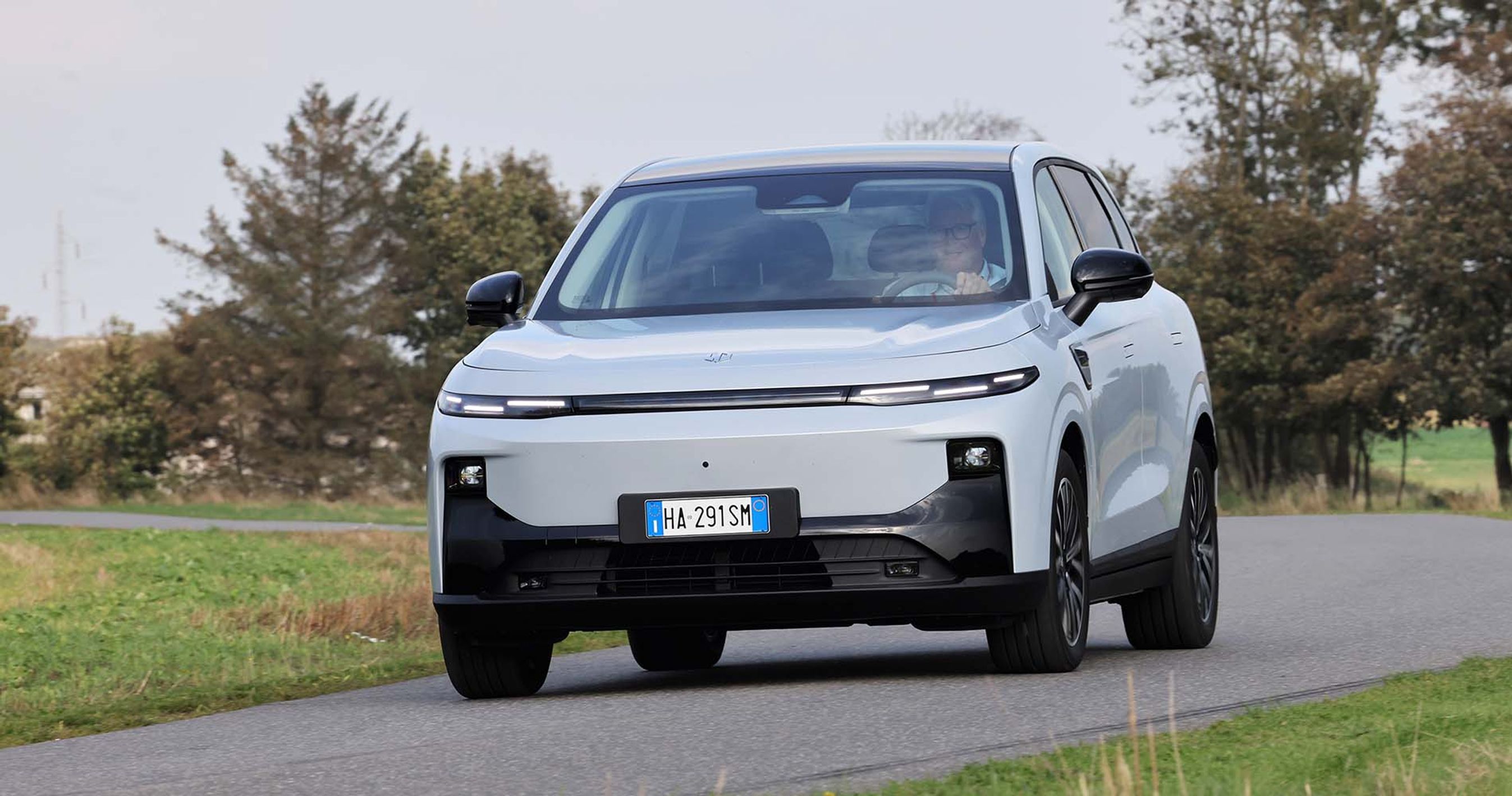 Leapmotor B10 set forfra kører på landevej