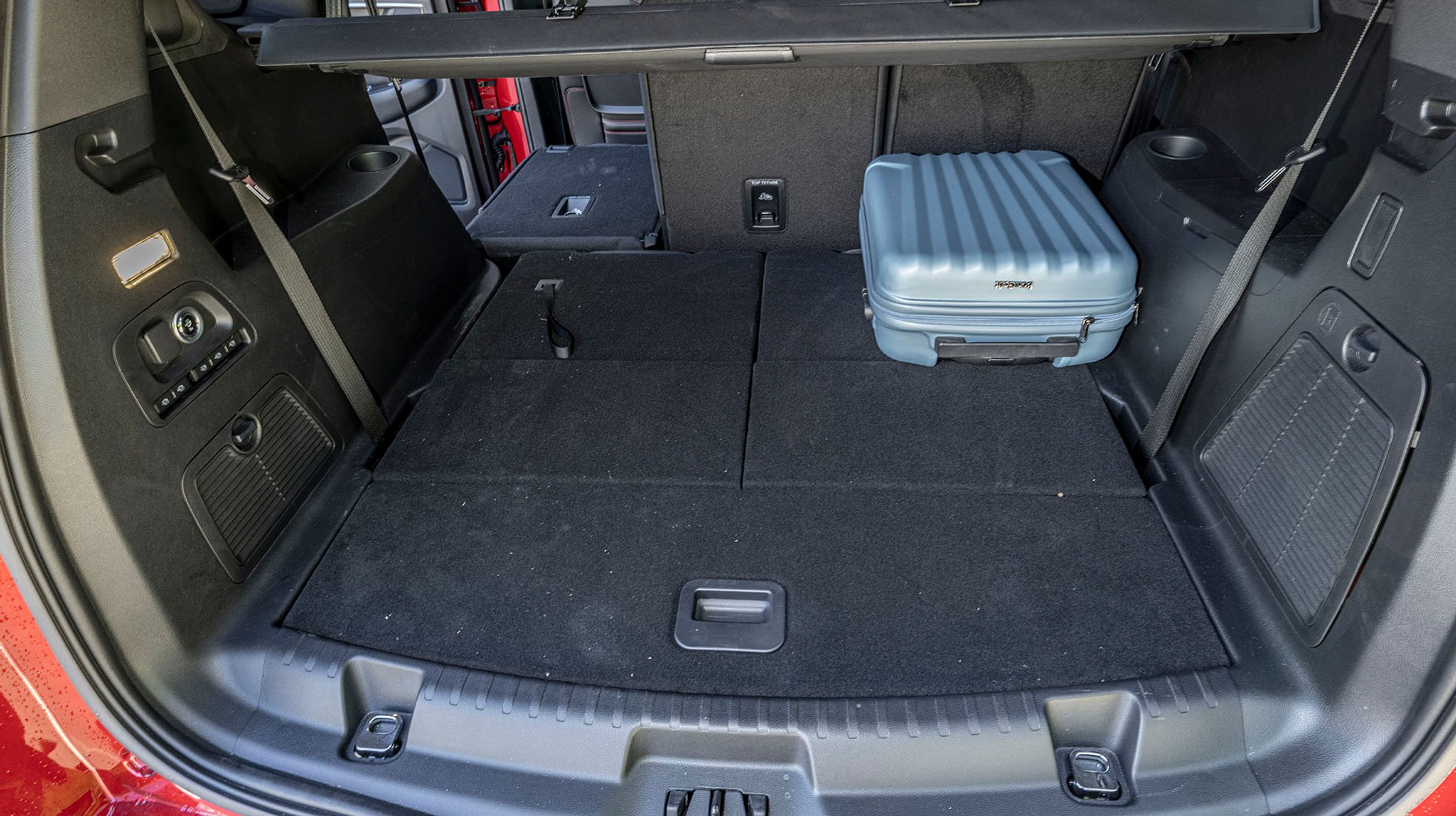 De to bageste sæder kan foldes ned i gulvet, og så vokser bagagerummet fra 285 liter til 700 liter, og så er der pludselig masser af plads.