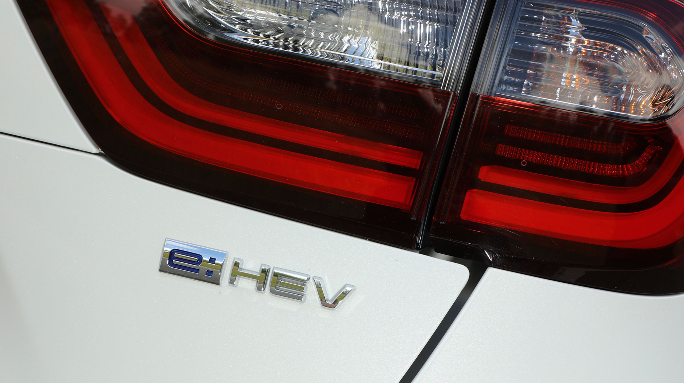 e-HEV er det nye navn for Honda’s elektrificerede biler. I denne Jazz er der tale om en benzinmotor og en elmotor, men hvor batteriet ikke kan lades op fra elnettet.