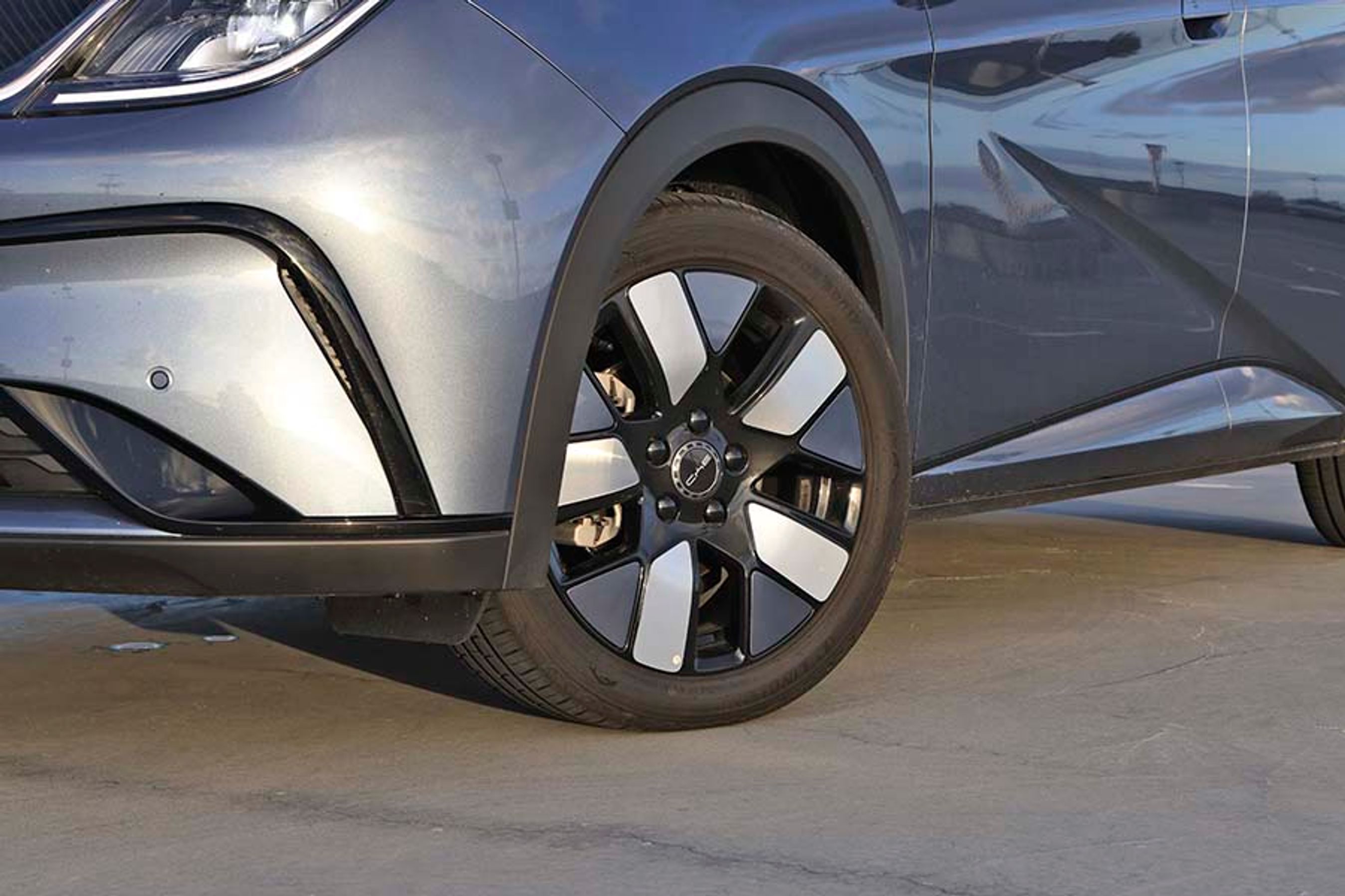 I Design-udgaven leveres bilen med trefarvede letmetalfælge på 17 tommer. Vores bil kørte på Linglong-dæk, men nye biler leveres med dæk fra Yokohama.