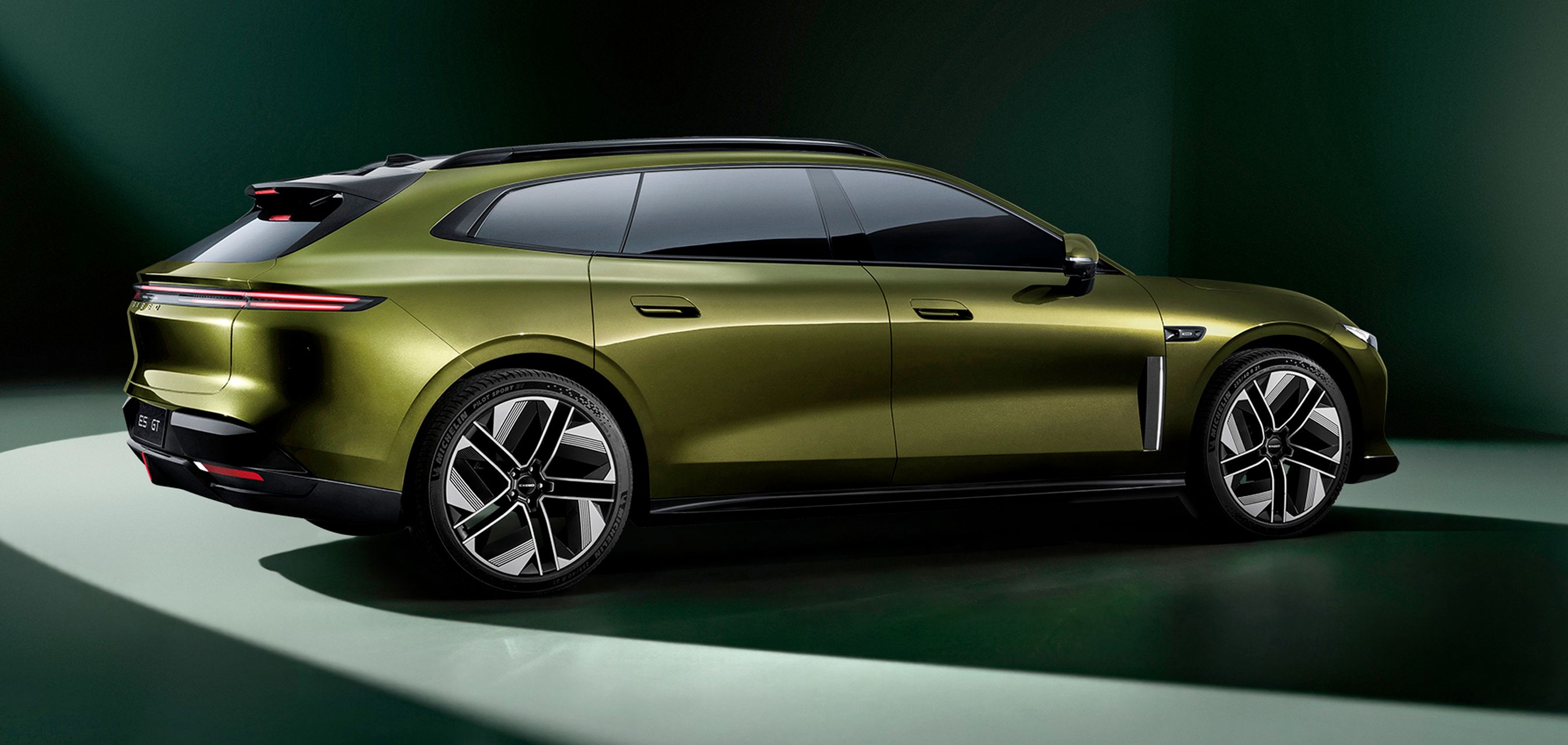 Exlantix ES GT i grønlig farve skråt bagfra.
