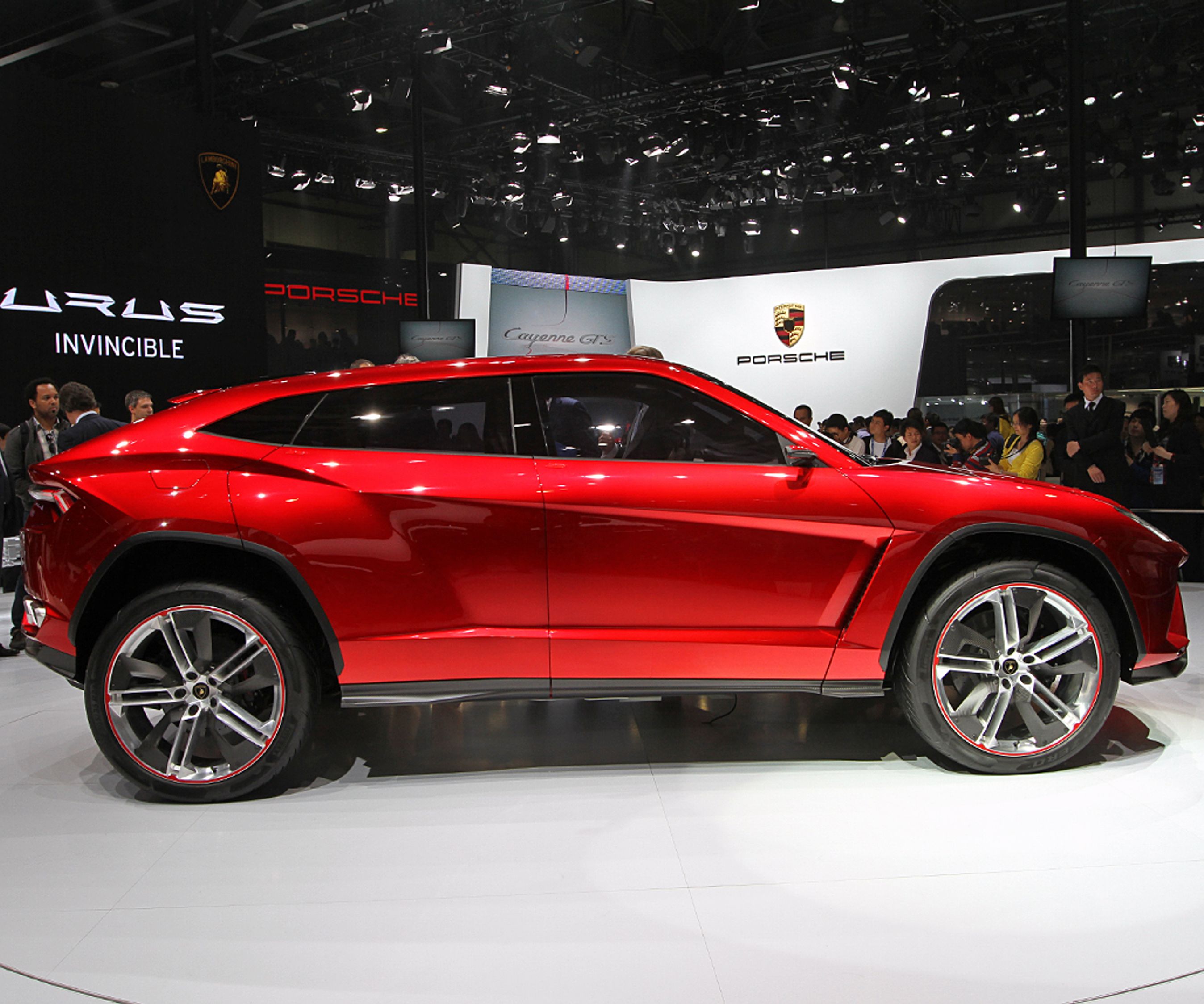 Lamborghini Urus er fem meter lang, men forholdsvis lav, 1,66 meter.