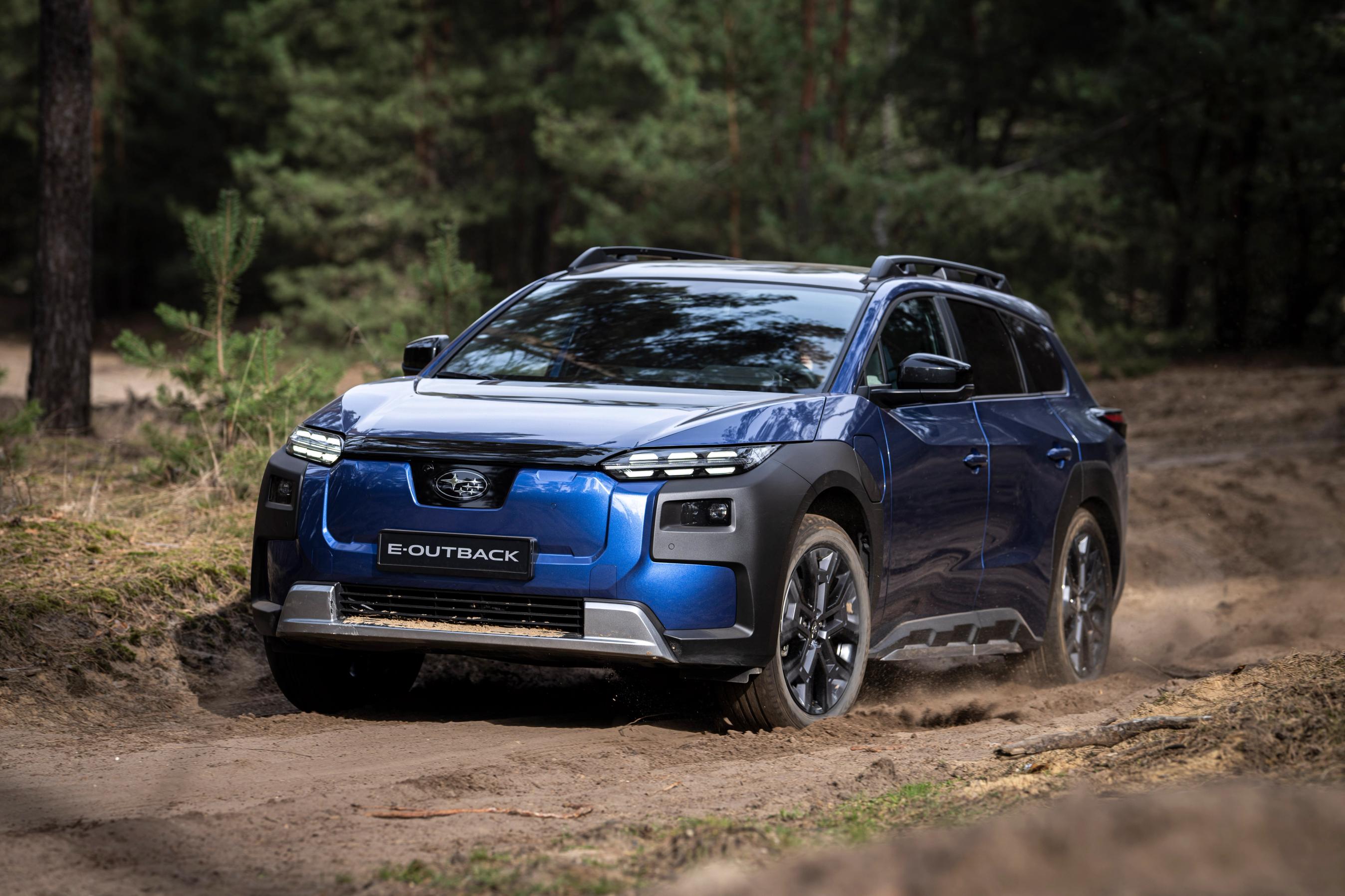 Subaru e-Outback set skråt forfra, mens den kører på skovvej
