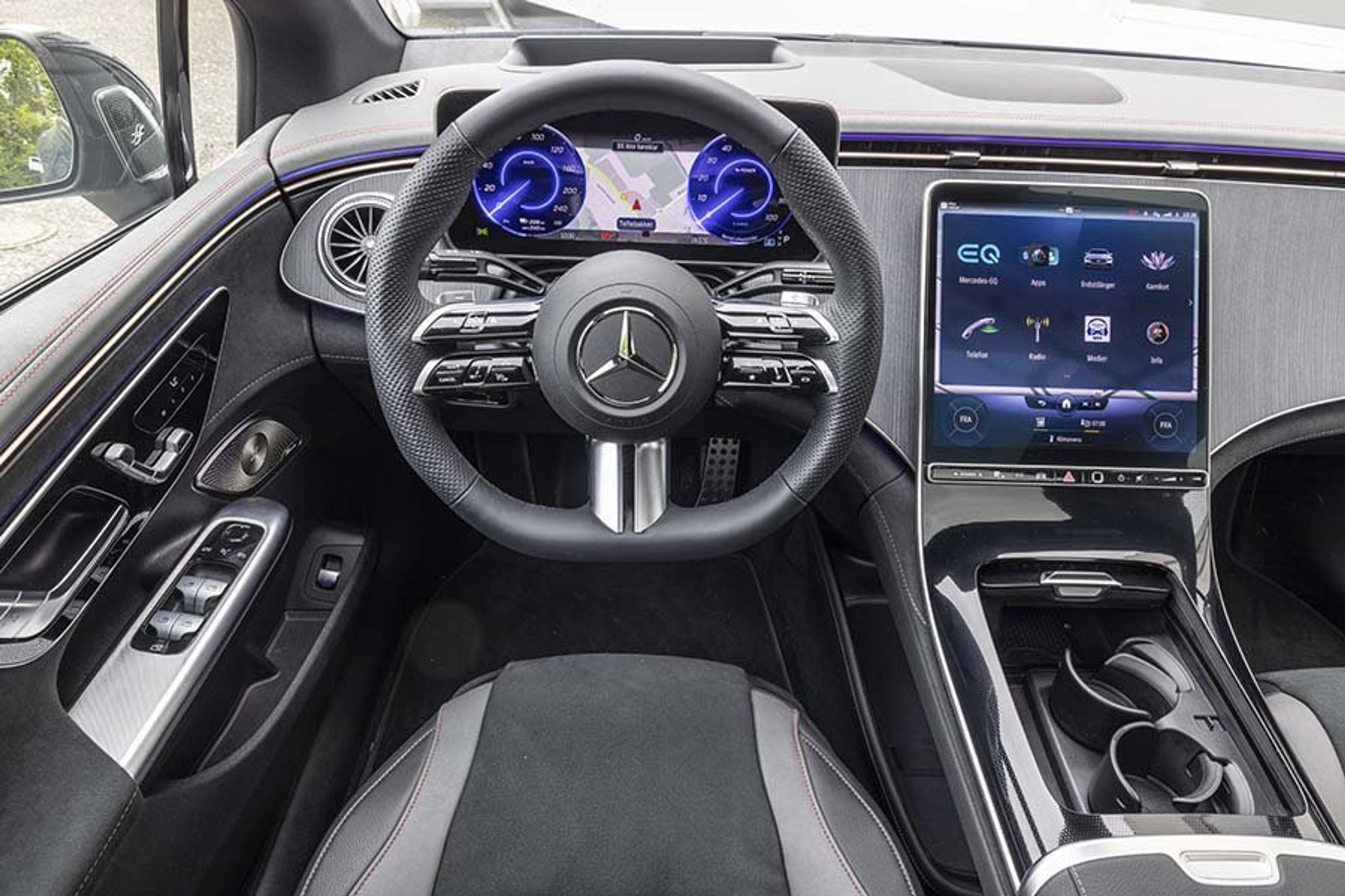 Førerpladsen er utrolig vellykket med en flot integreret skærm i midten og et digitalt cockpit.