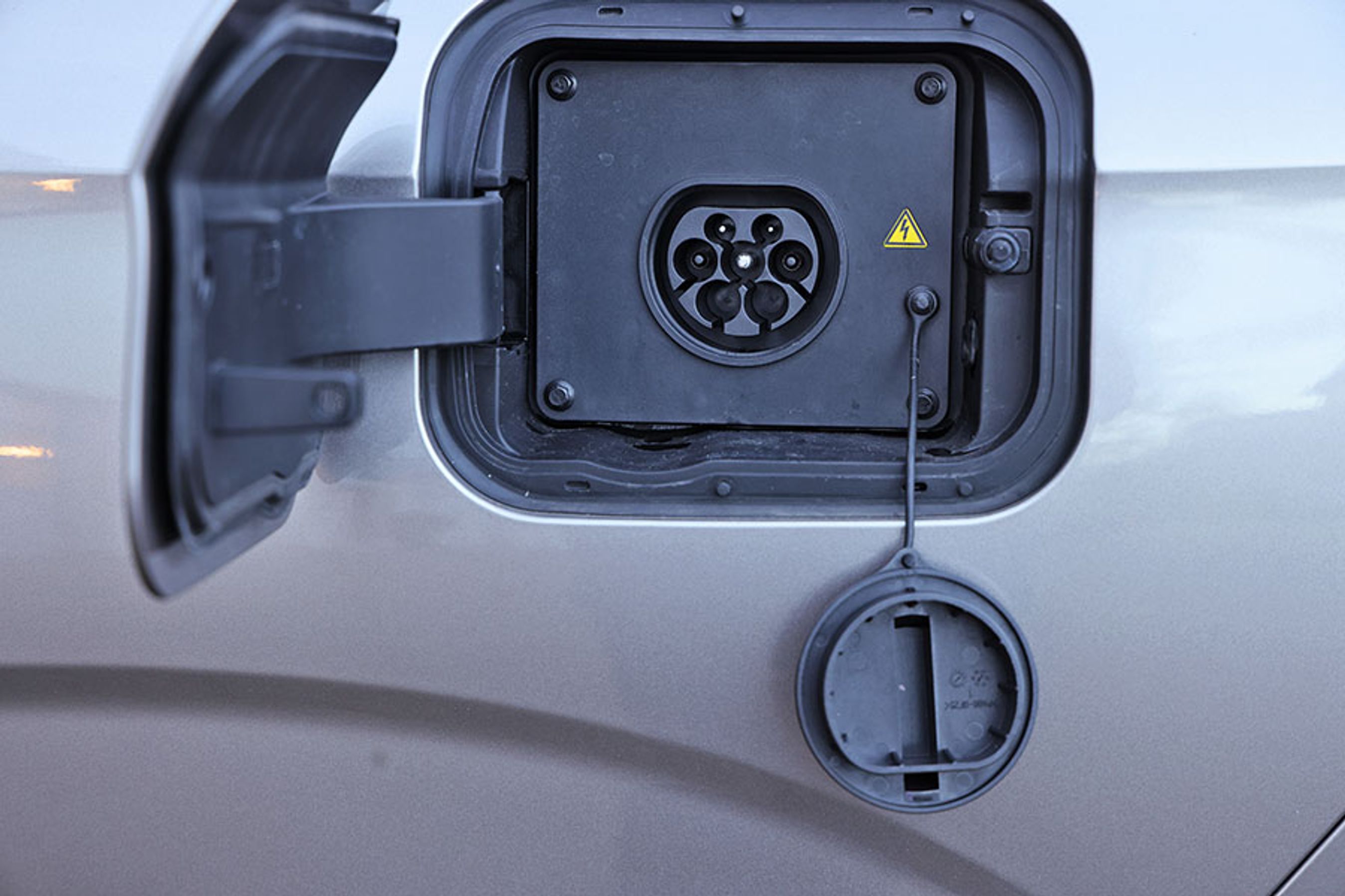 Der er kun énfaset opladning, så det tager syv timer at lade batteriet helt op. Det kan gøre det svært at lade til det laveste strømpriser om vinteren, hvor nettarifferne typisk kun er helt billige mellem midnat og klokken 6:00 om morgenen.