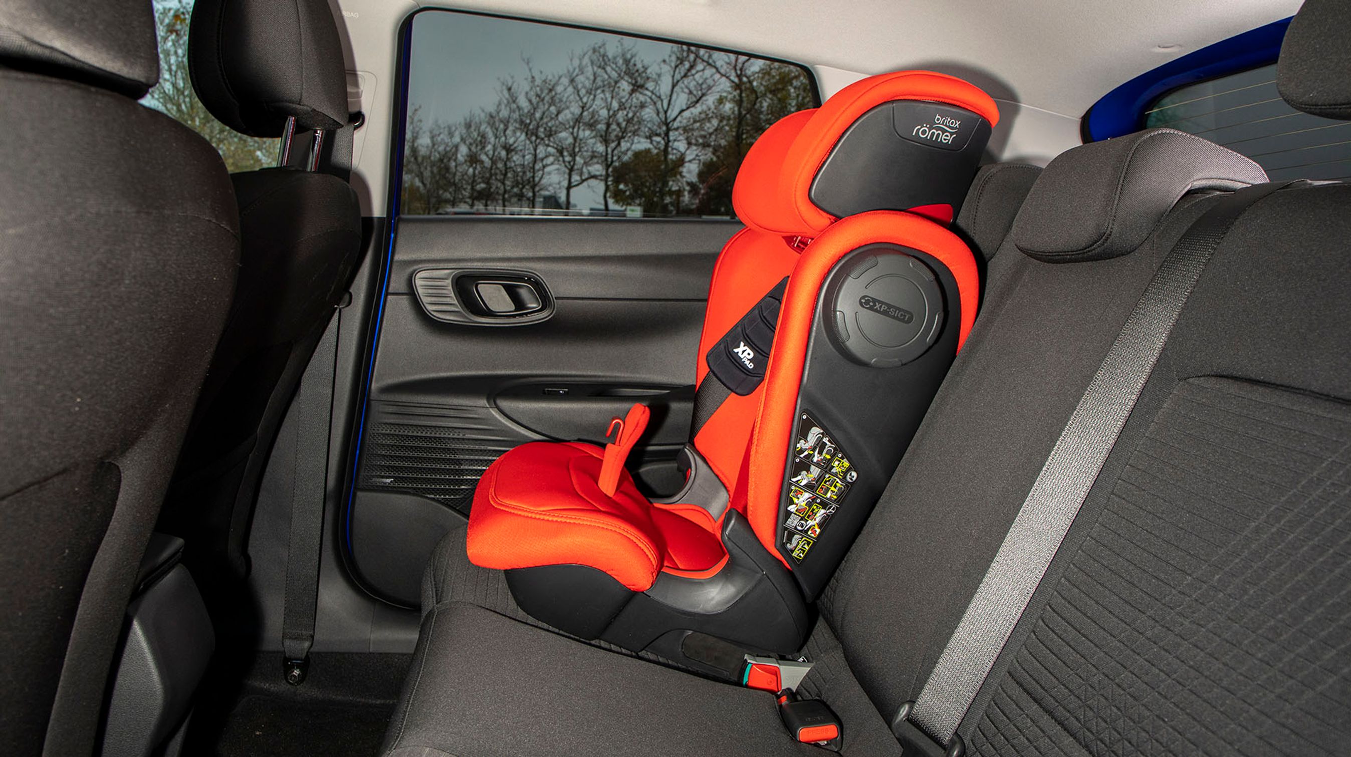 Der er acceptable pladsforhold ved bagsædet, og der er to isofixbeslag til montering af en autostol. Sideruderne er ikke særlig store, og i denne udgave er de mørktonede ruder generende for udsynet.