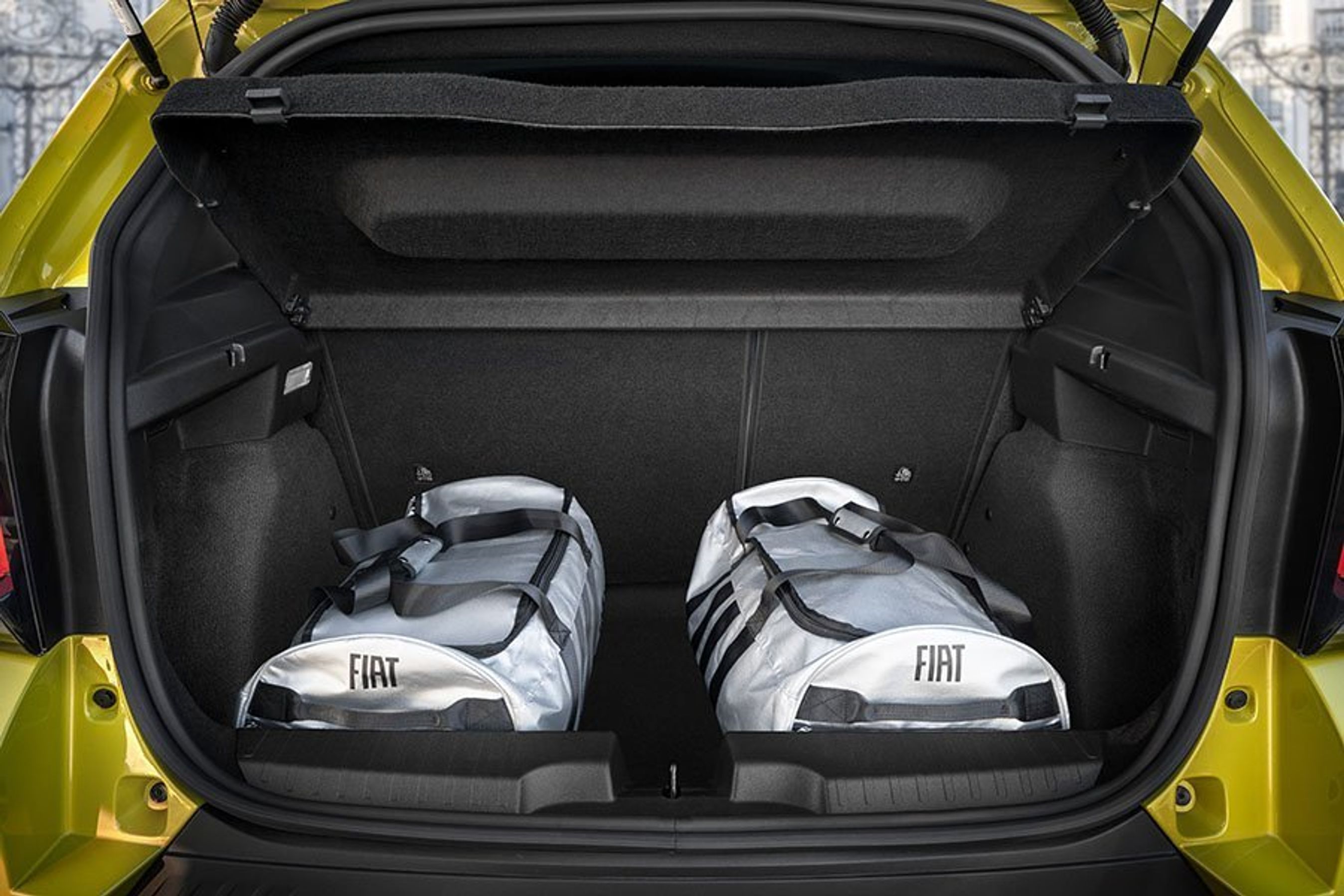 Bagagerum med to hvide tasker i en Fiat Grande Panda