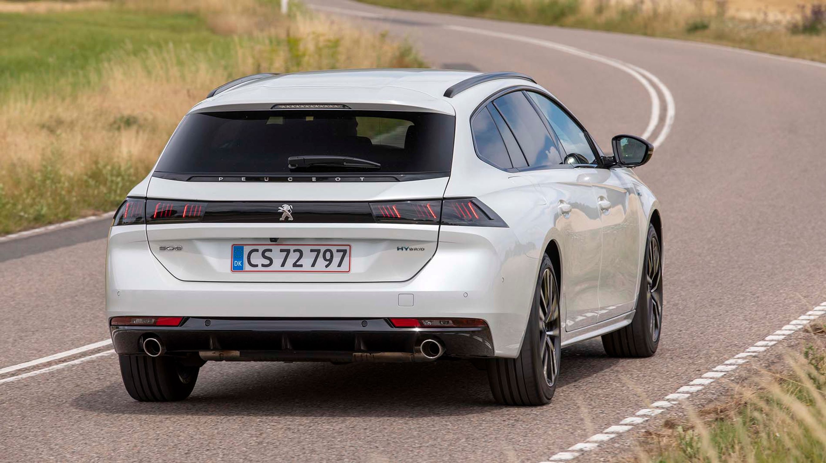 Det er på landevejen og på motorvej, at den relativt store Peugeot 508 SW PHEV virkelig er i sit es.