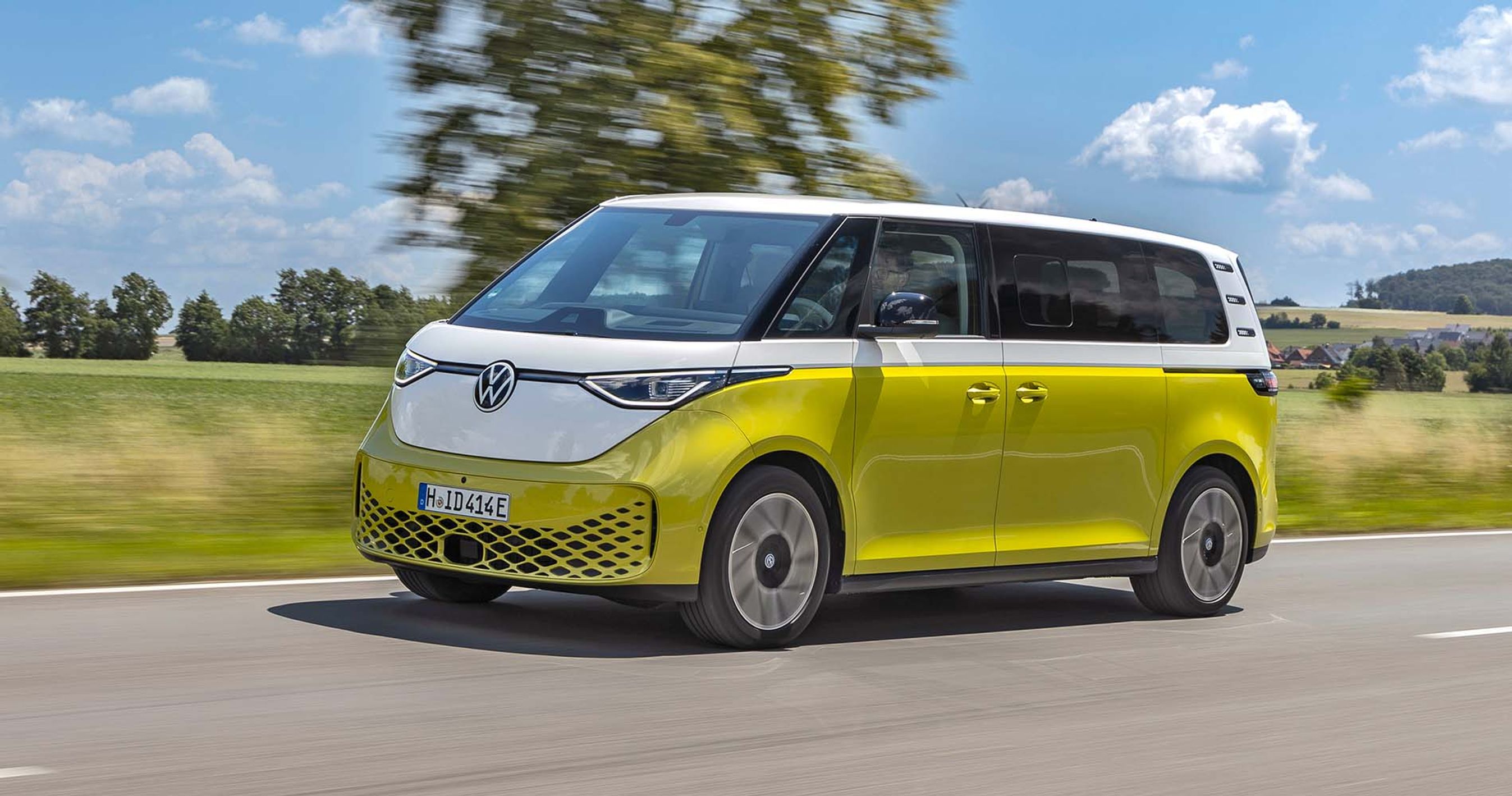 VW ID. Buzz set fra siden, mens den kører på landevej