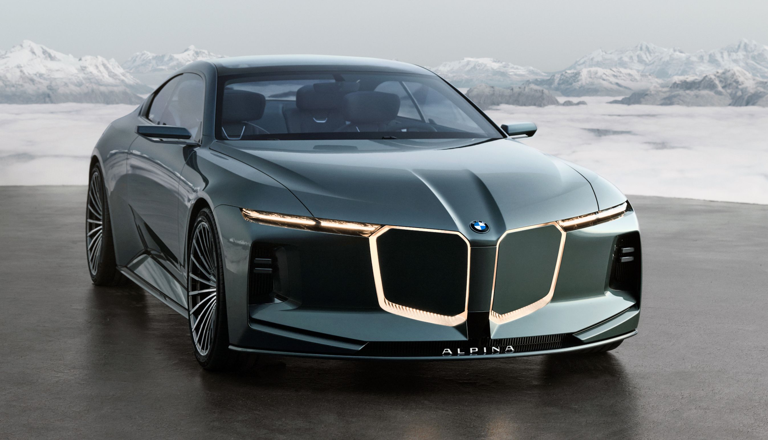 Blålig BMW Alpina forfra med snedækkede bjerge i baggrunden.