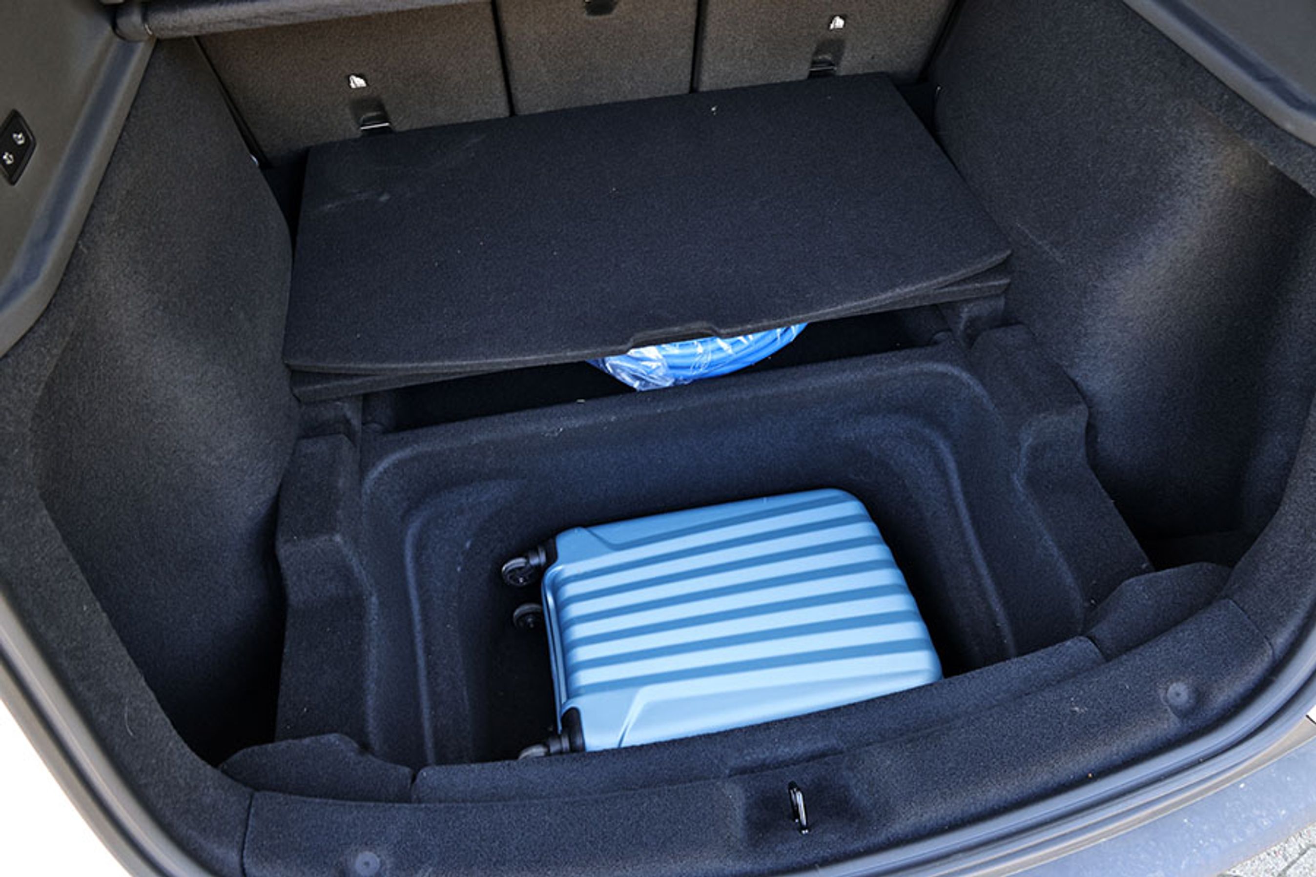 Selve bagagerummet er ikke så stort, men det er det når du lægger rummet under bagagerumsbunden til. Det er også et smart sted at lægge ting, så de ikke rutsjer rundt under kørslen.