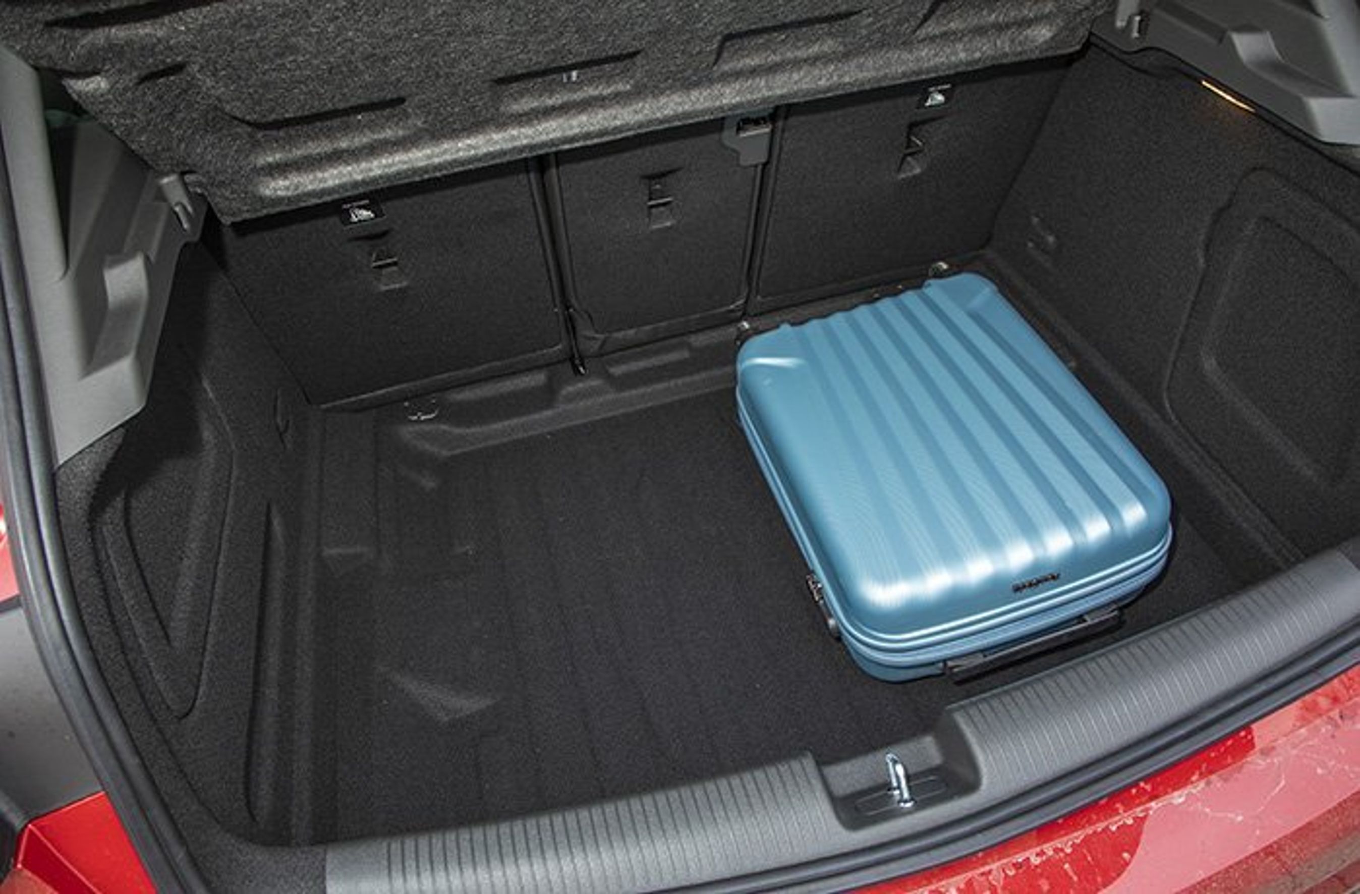 Bagagerummet er på 370 liter. Vi savner en ekstra bagagerumsbund, så man får et mere regulært rum til bagagen samt at lastefladen bliver plan, når man lægger bagsæderyglænet ned.