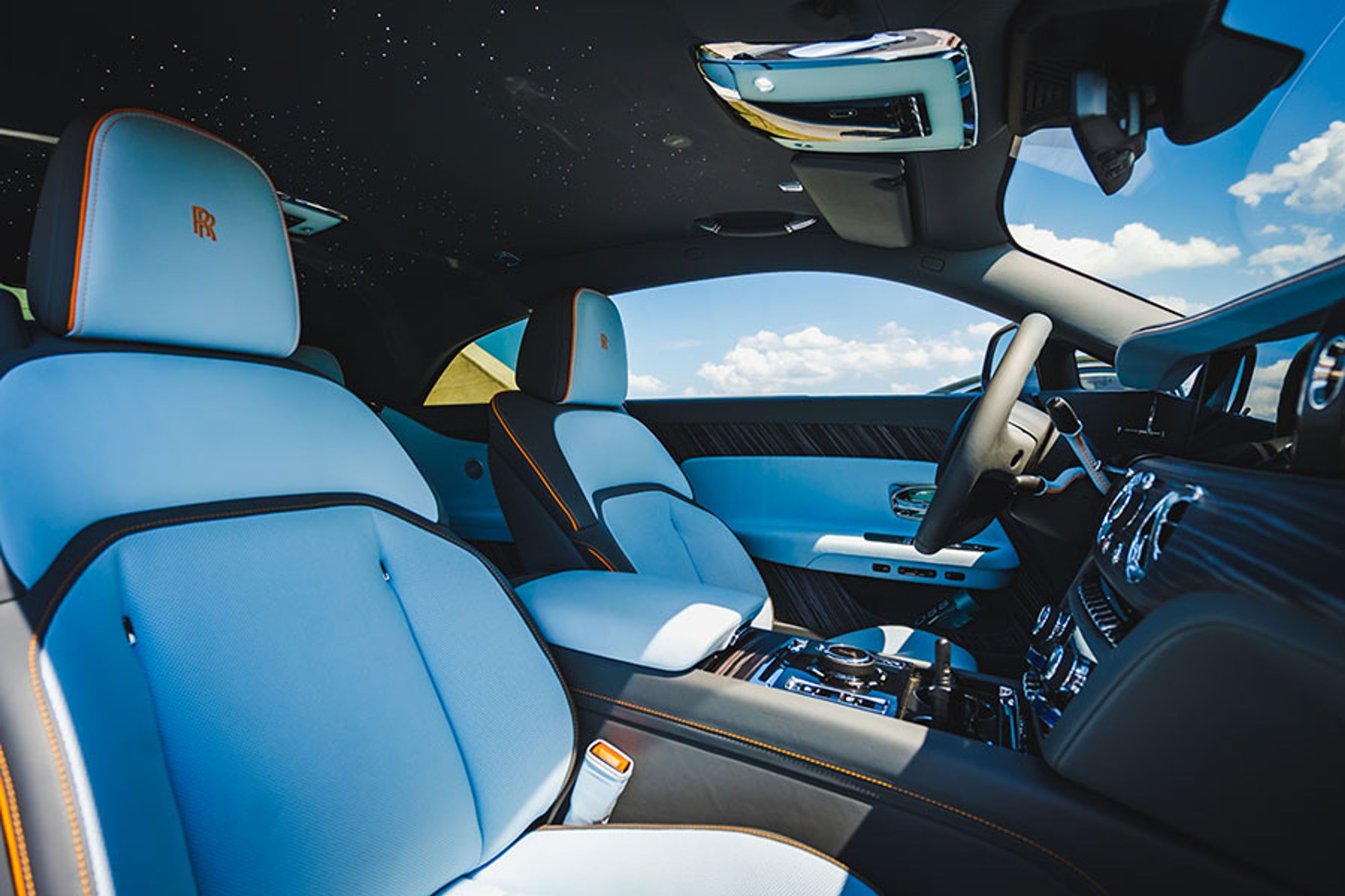 En stjernehimmel med et hav af små dioder glimter i den sorte himmel over sæderne. Og er man heldig, kan man indimellem se et stjerneskud løbe hen over himmelen.