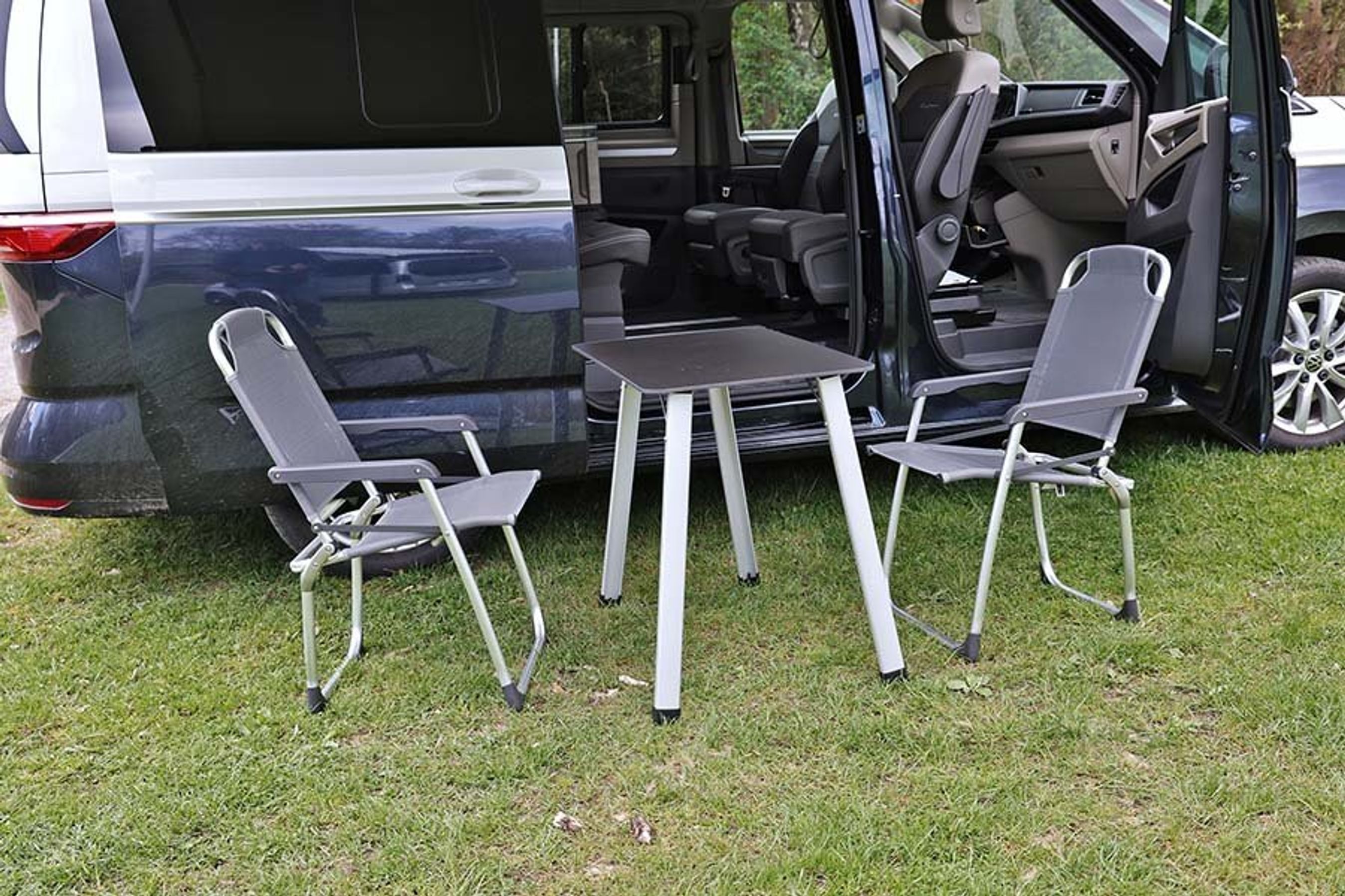 Havemøbler foran en VW California