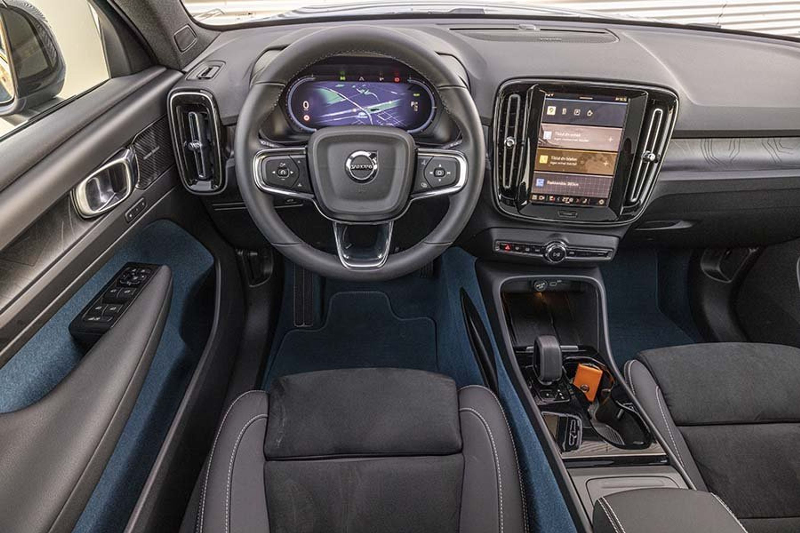 Førerpladsen er lækkert udformet med mange smarte detaljer.