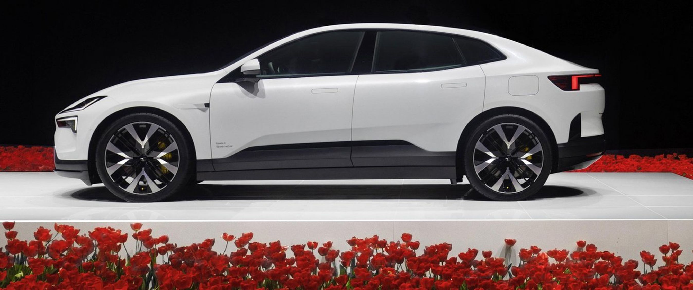 Polestar 4 i profil.