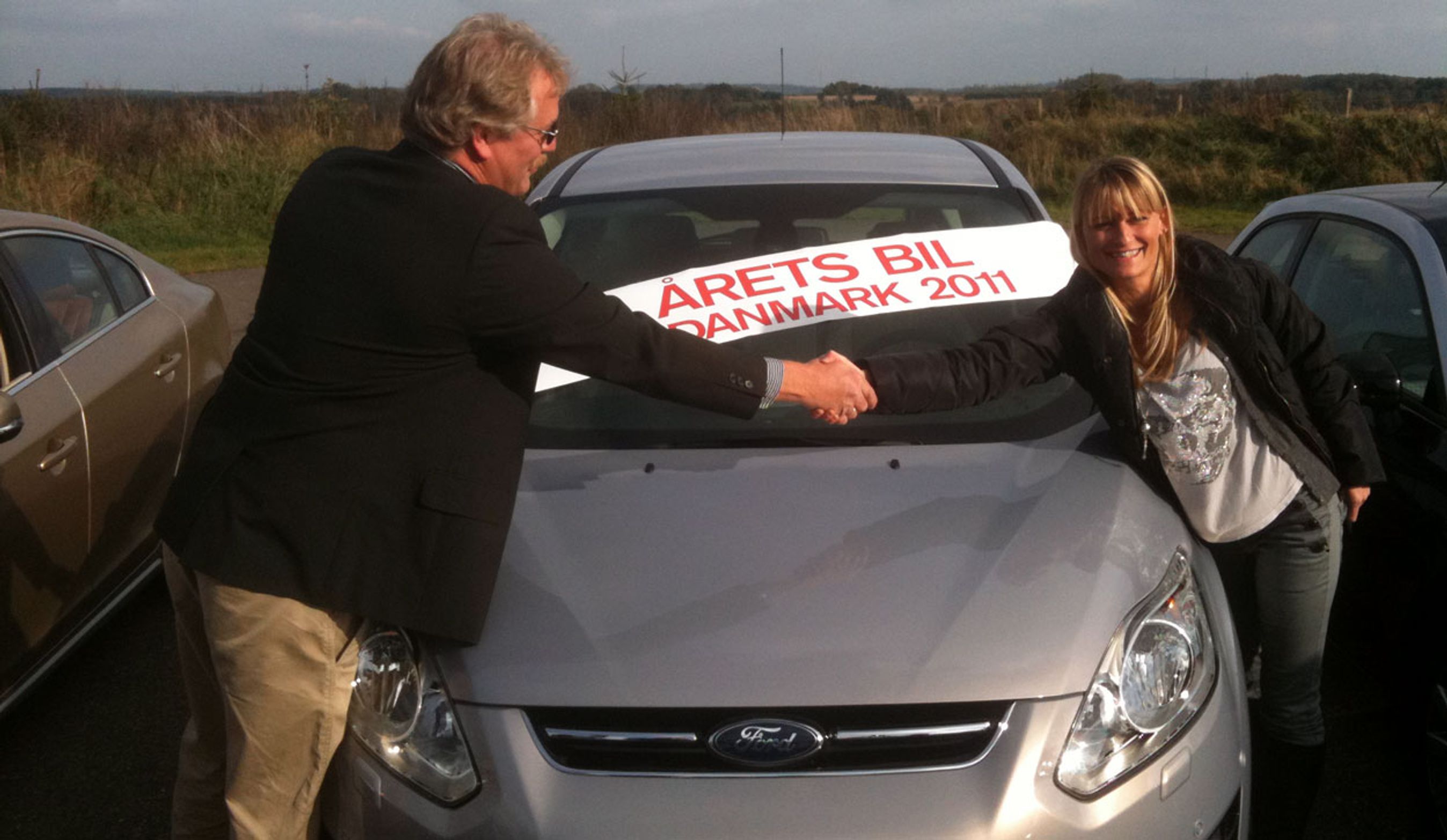 Fords pressechef, Lene Dahlquist, ønskes tillykke af Motors biltekniske redaktør og formand for MKD, Søren W. Rasmussen.