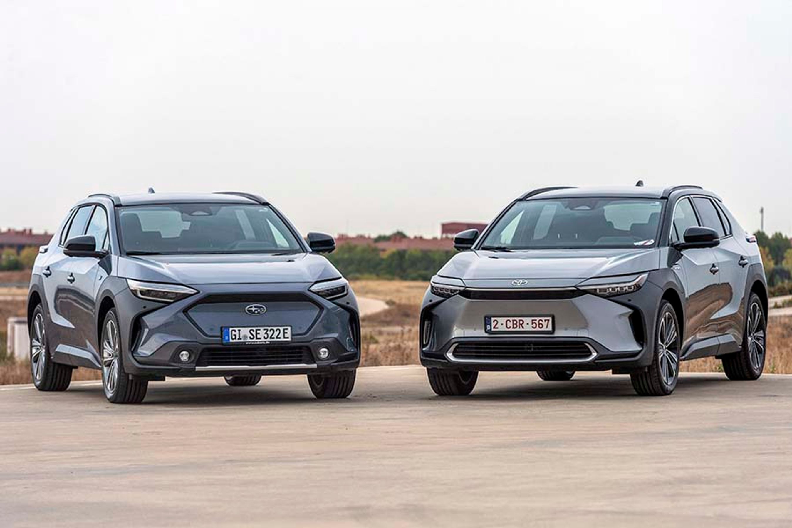 Fronten er et af de få steder, hvor Subaru (t.v.) og Toyota bZ4X adskiller sig synligt. Subaru Solterra (til højre) har således en form for en kølergrill (der dog er lukket), og den har separate tågeforlygter under LED-forlygterne.