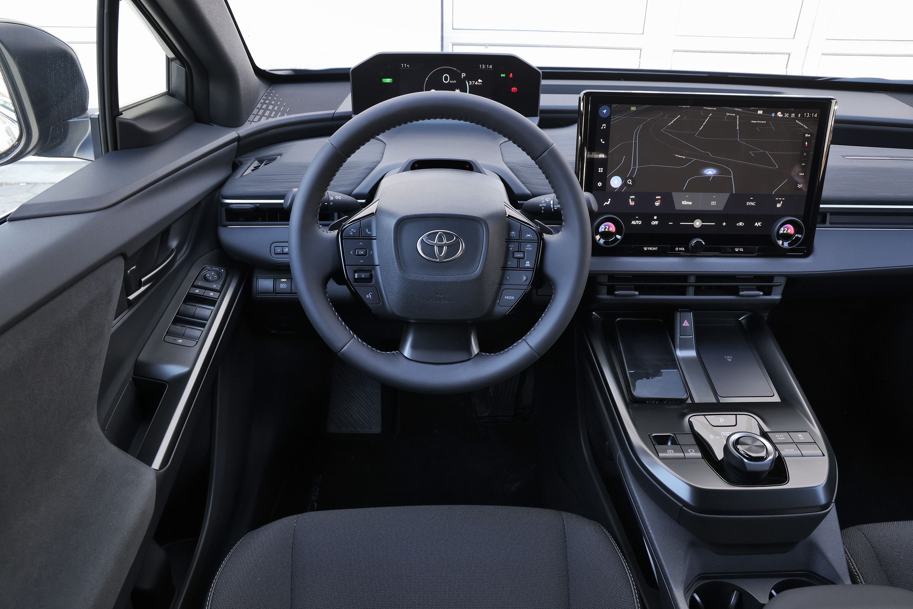 Førerpladsen i en Toyota C-HR+
