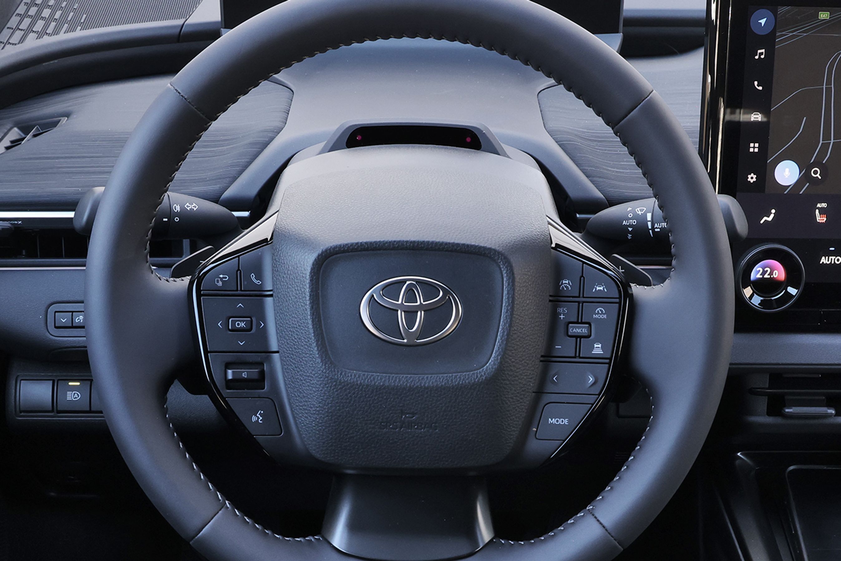 Førerpladsen i en Toyota C-HR+