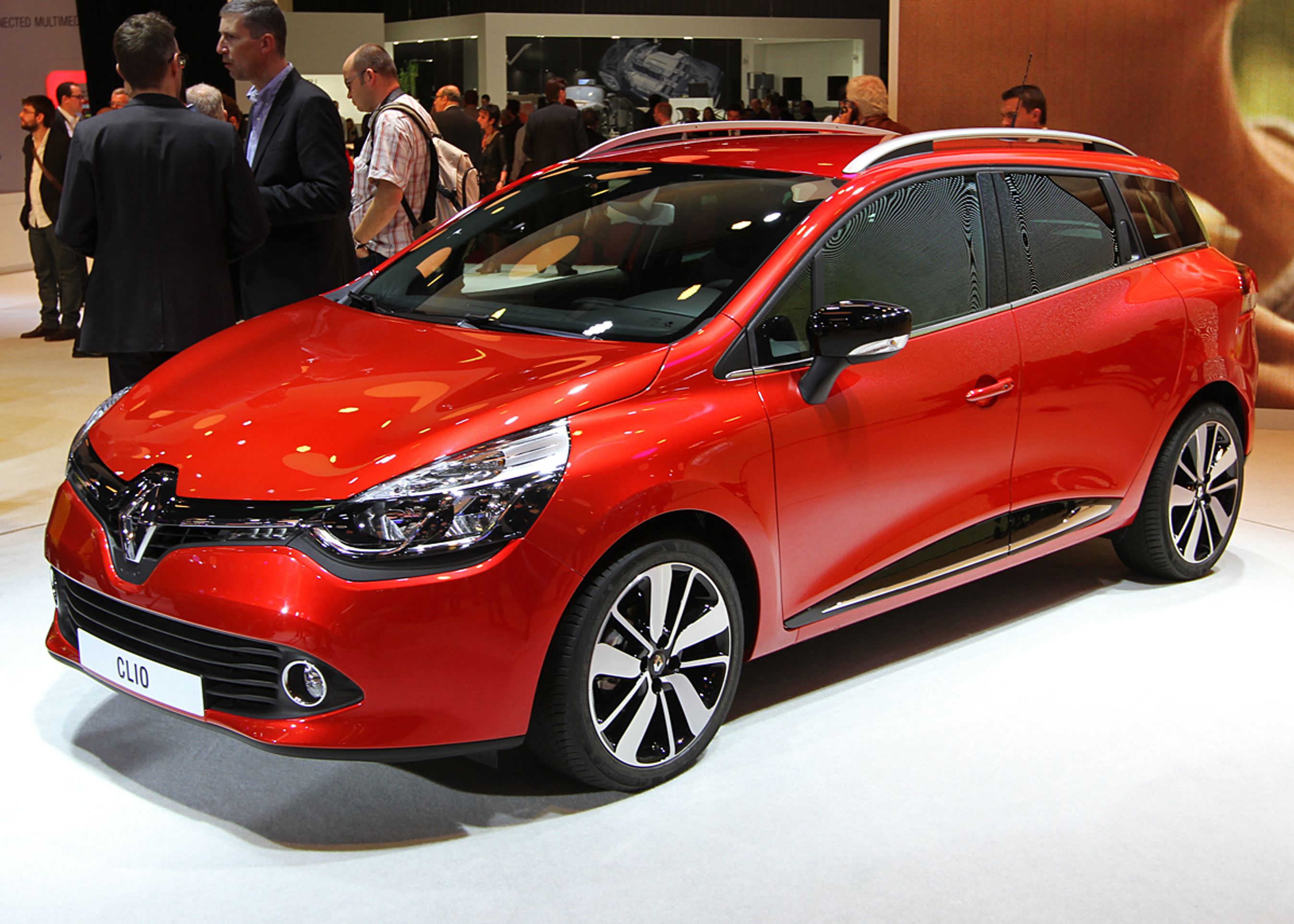 Designet på fronten er første eksempel på, at det længe "lovede" nye frontdesign føres ud i praksis på en produktionsmodel.