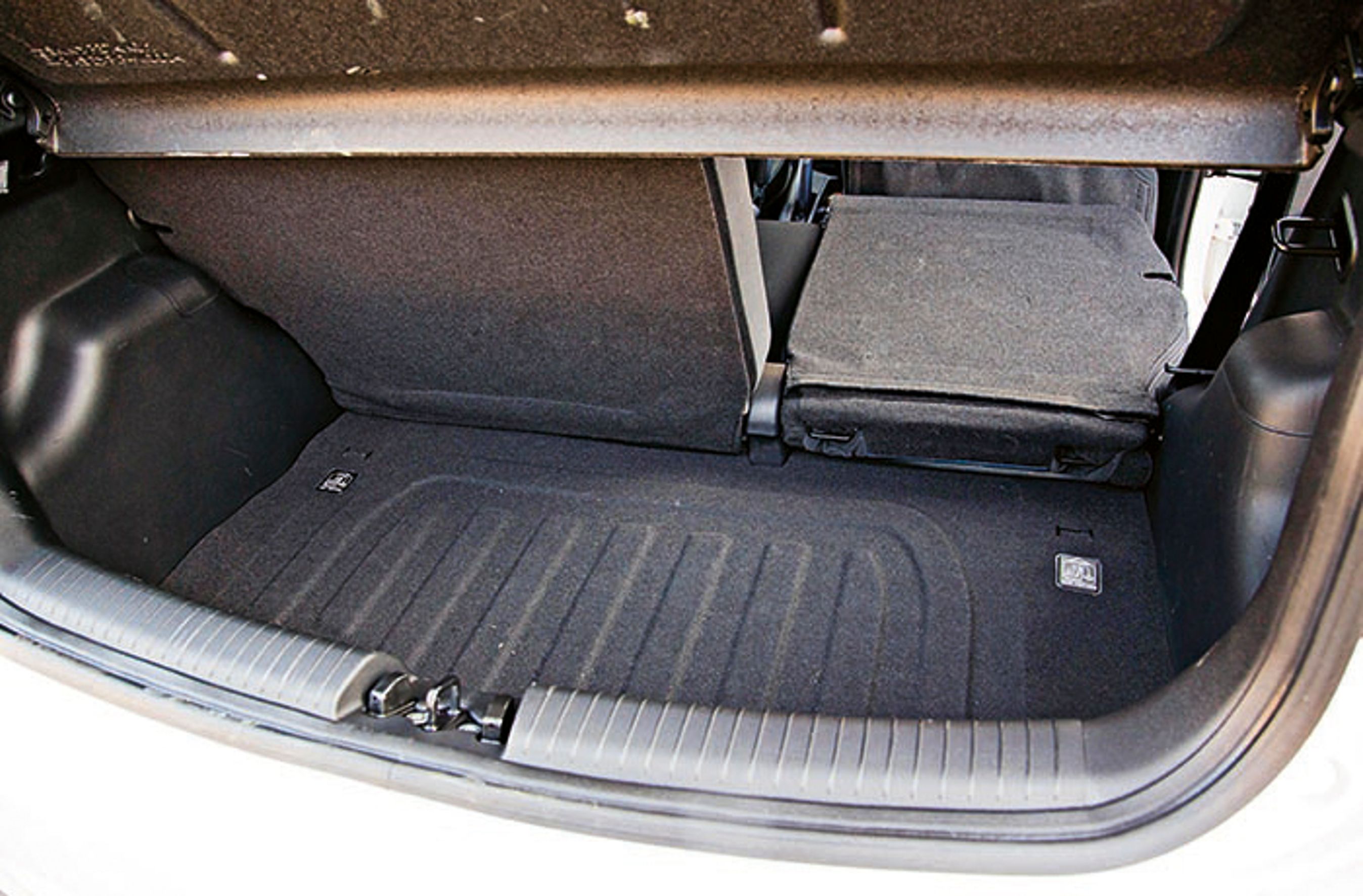 Bagagerummet rummer 252 liter. Ryglænet kan foldes ned til næsten vandret. Der er ekstra plads og et lappekit under gulvet.