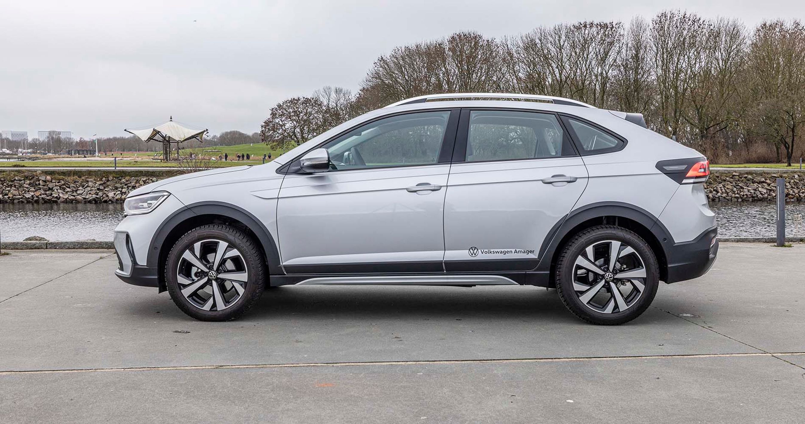 VW Taigo holder parkeret på Amager Strandpark i gråvejr