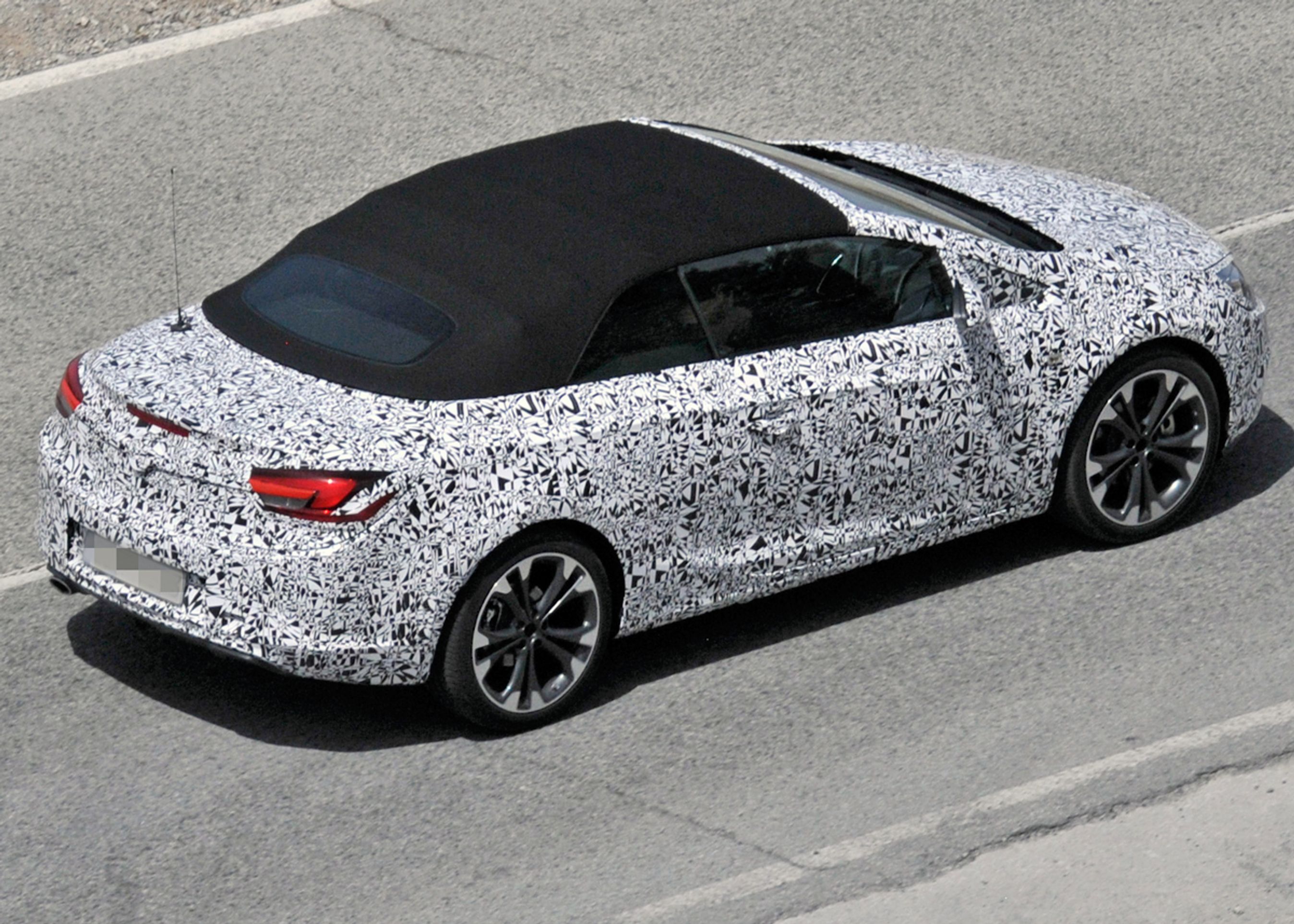 Opel vender tilbage til stofkalechen efter en afstikker til metalfoldetag på den gamle, åbne Astra. ud over at det udsender et mere klassisk signal, vejer og til dels fylder en stofkaleche mindre.   Foto: Lehmann