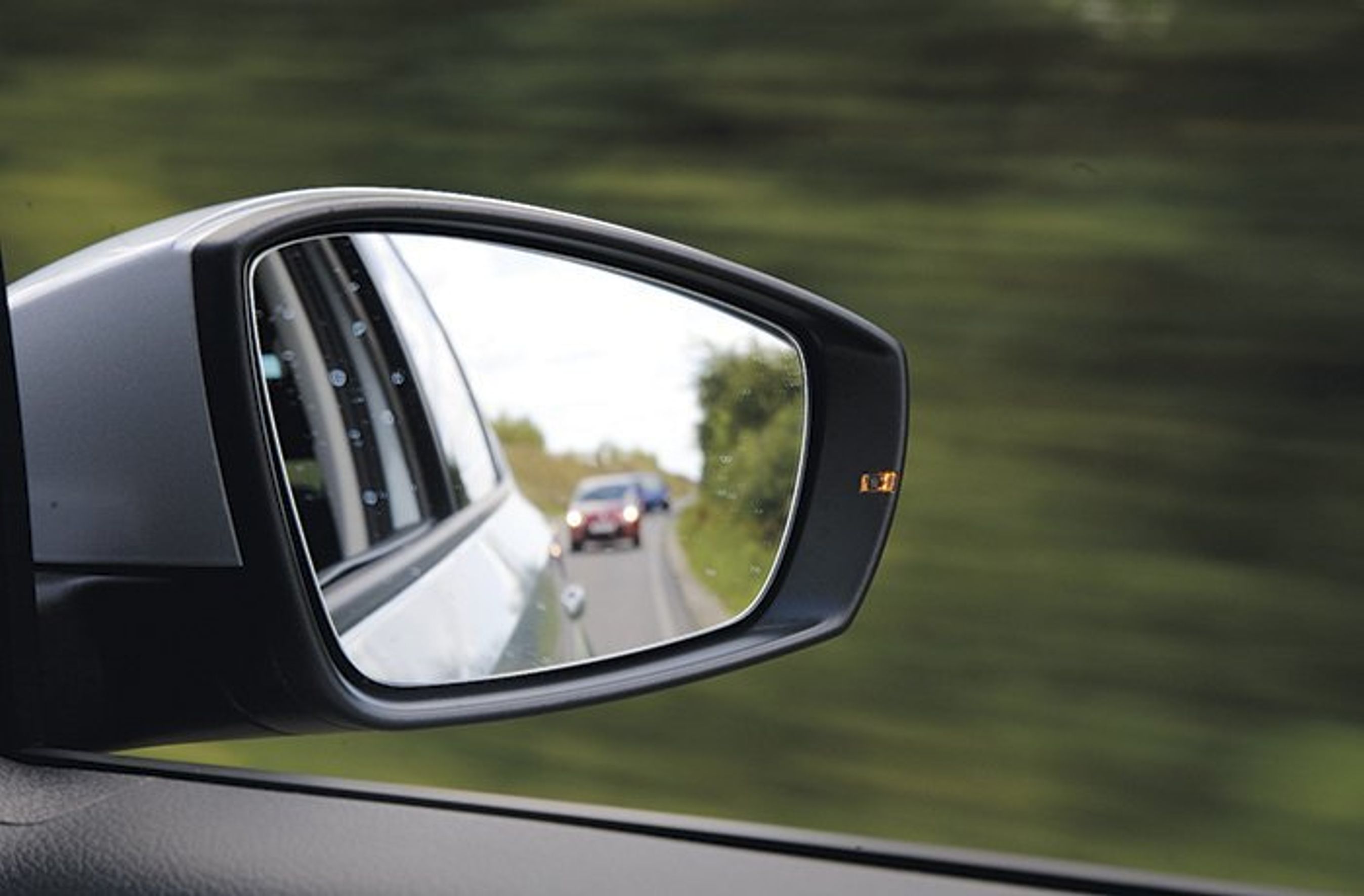 Der er indbygget blinklygter i sidespejlene.