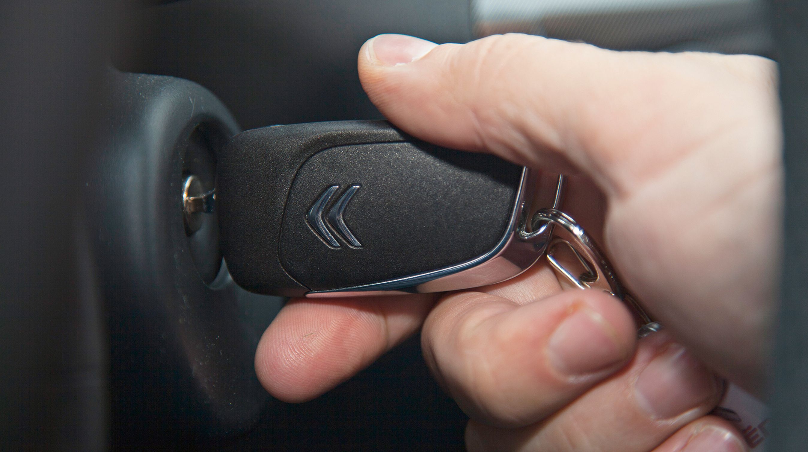 Det er svært at få nøglen i tændingslåsen. Det er set meget bedre på andre biler og er helt klart noget, der skal forbedres.