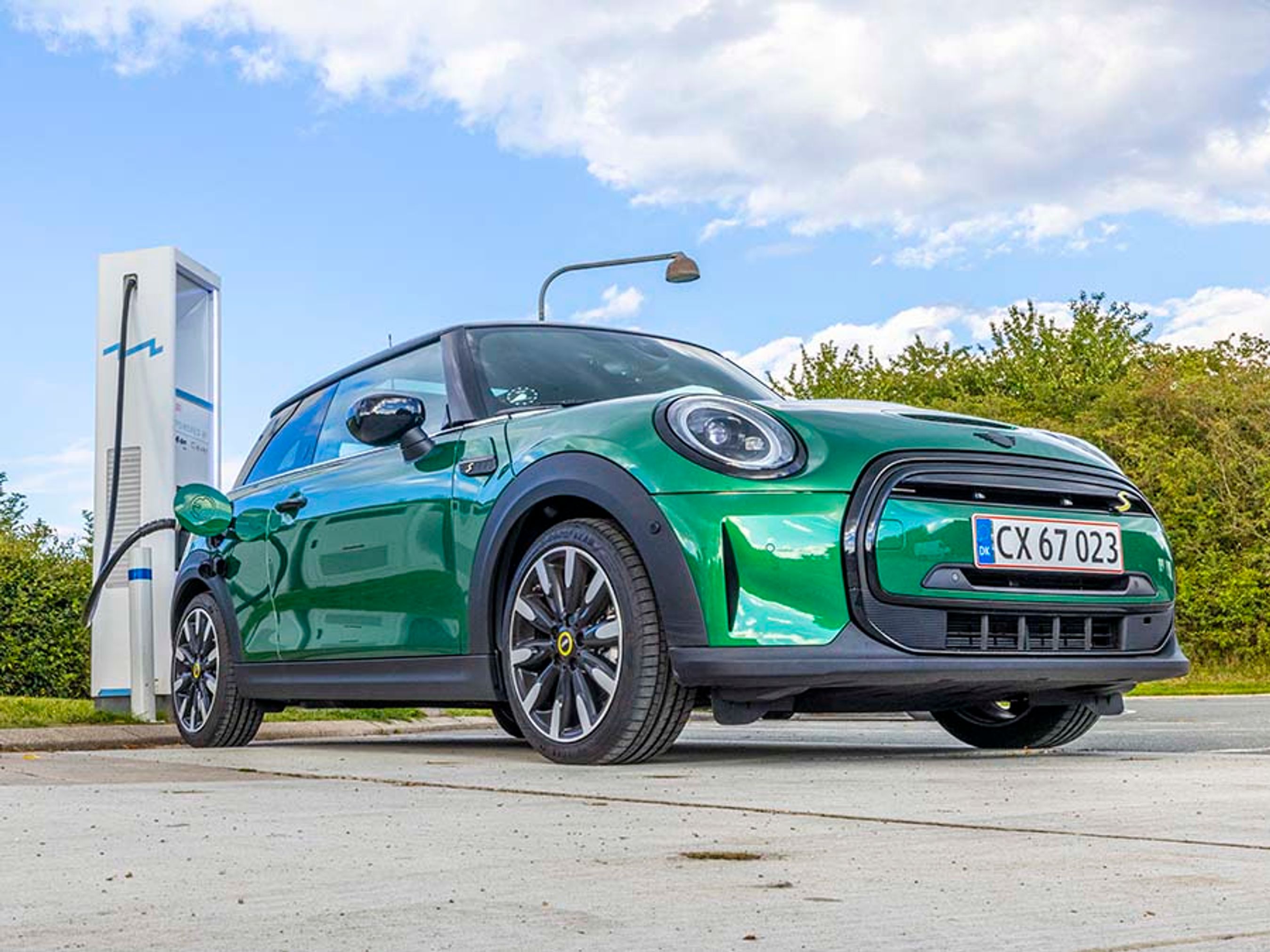 Rækkevidden er 190 km ved motorvejskørsel, og kombineret med langsom lynladning betyder det, at Mini Cooper SE ikke er velegnet til et stort kørselsbehov. 