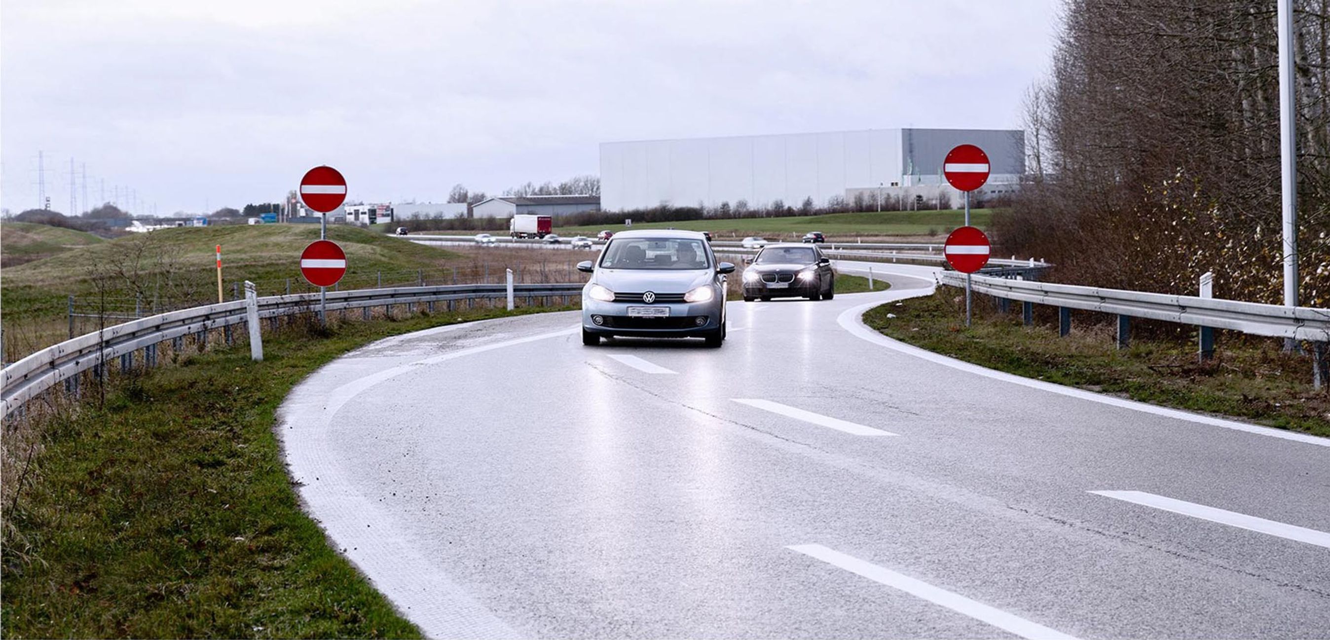 De nye 'dobbelt-skilte' er ved at blive sat op ved frakørslerne.