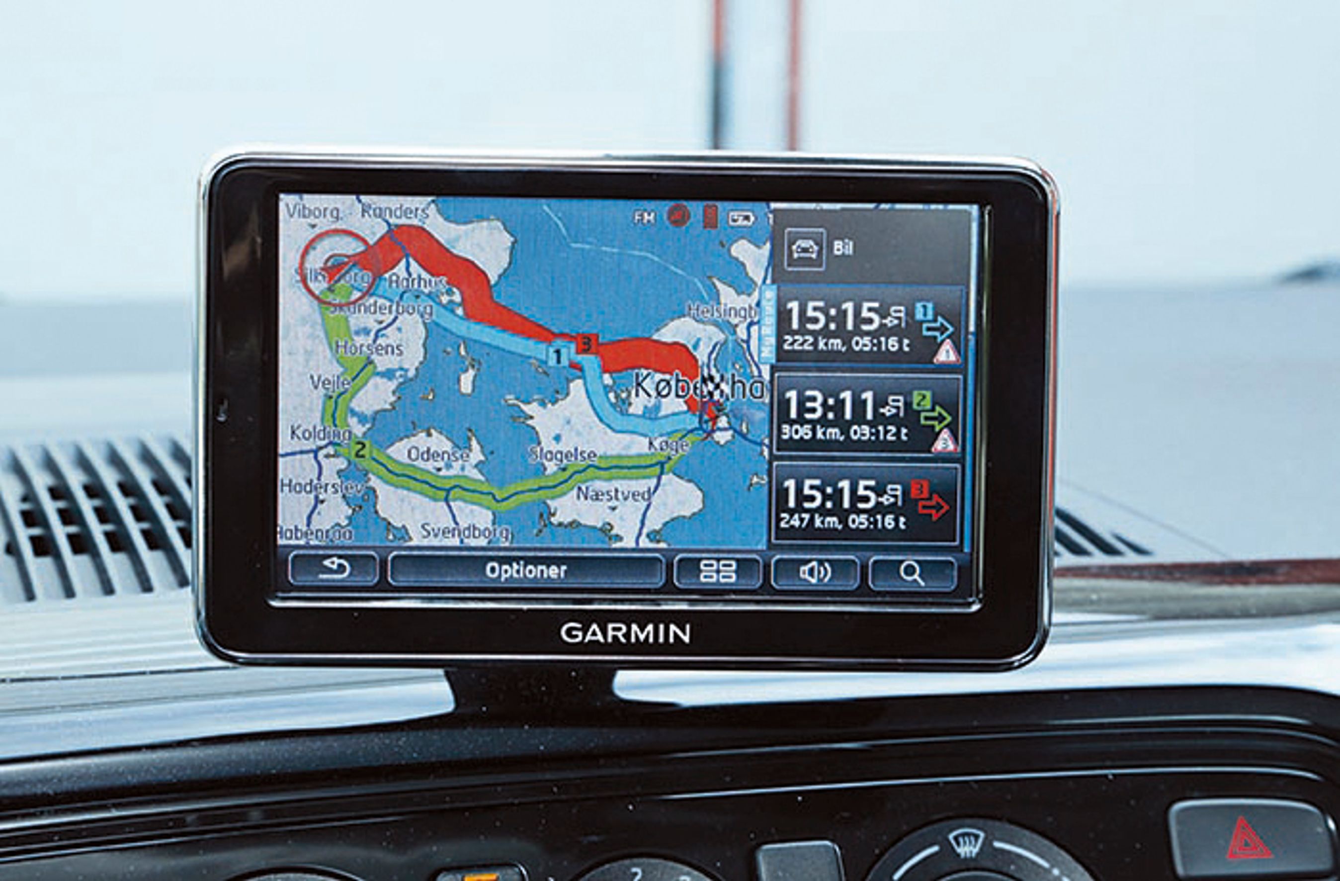 Den lille Garmin-GPS er standard og er god som vejviser og tripcomputer. Den indbyggede Blue-tooth til håndfri telefoni virker ikke rigtig godt.