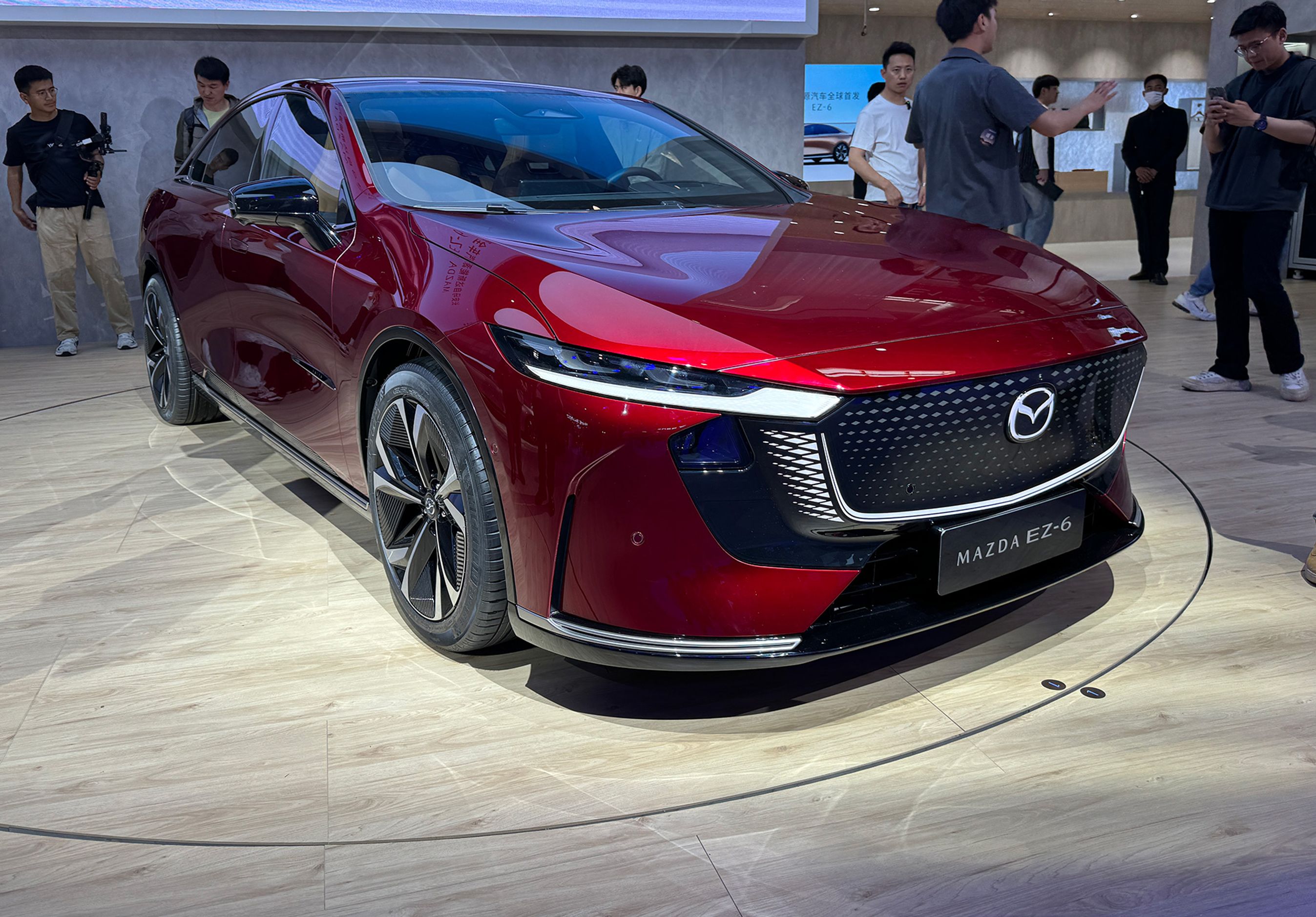 Rød Mazda skråt forfra.