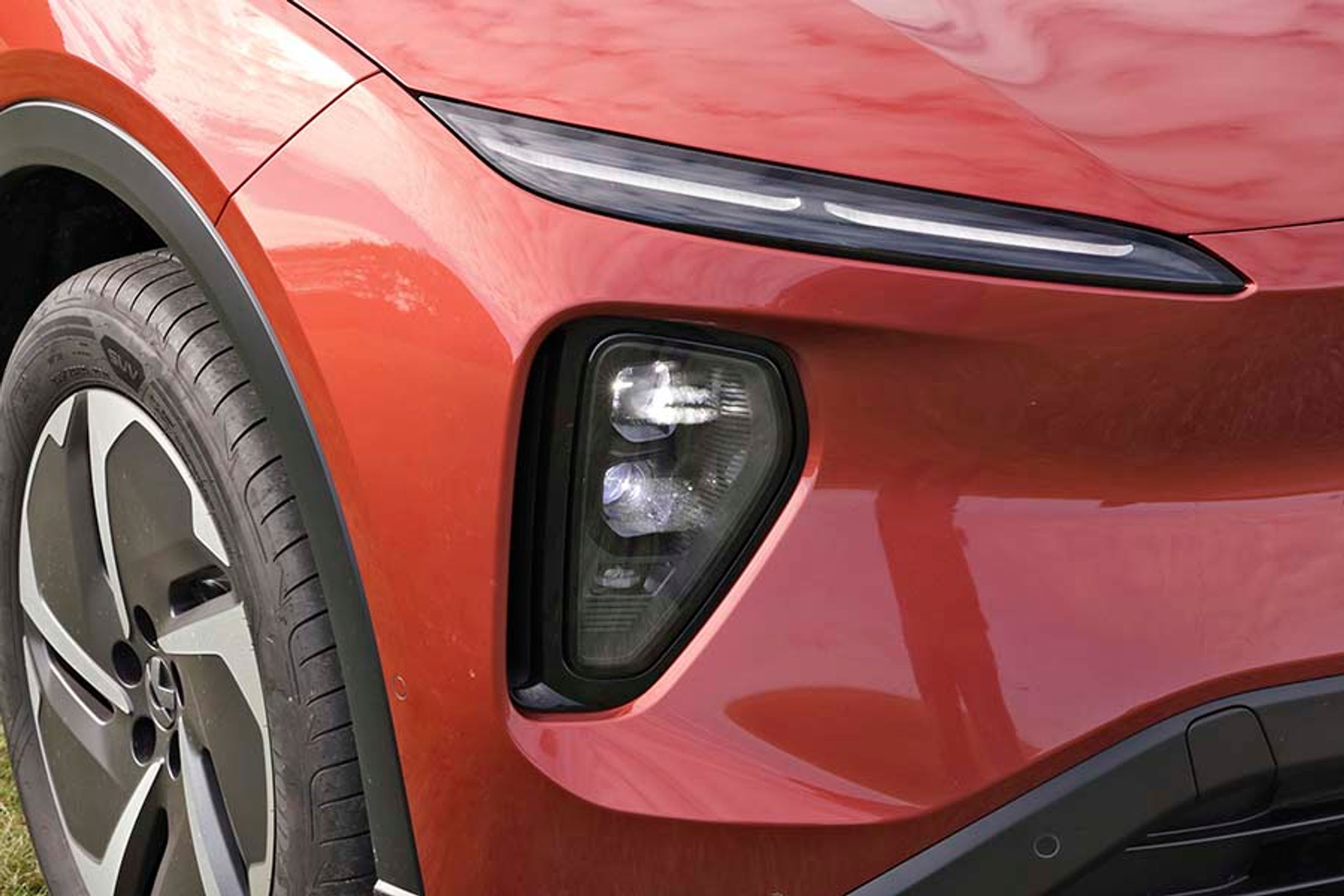 Forlygterne er med til at give bilen sit udtryk fortil. Der er tale om både matrix-forlygter, kørelys og tågeforlygter der lyser til siderne, når man drejer, og de er naturligvis alle af LED-typen.