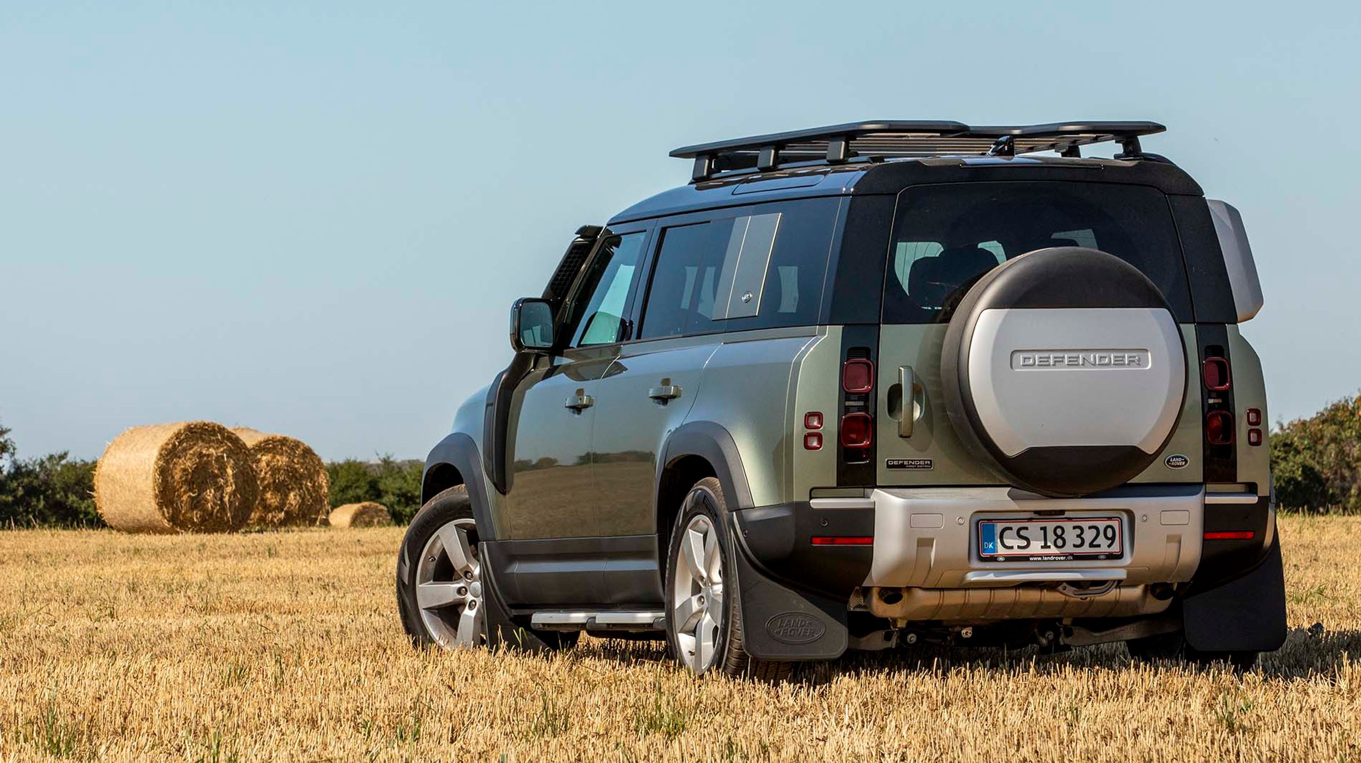 Defender findes i to størrelser, 90 og 110, den førstnævnte har kun tre døre, mens denne større model har fem døre og markant mere plads i kabinen. 