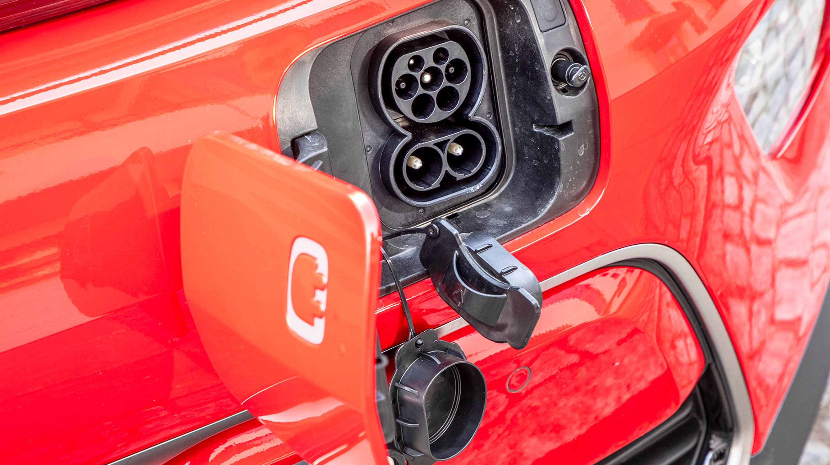 Kia har desværre ikke mulighed for 11 kW-hjemmeladning, men kan kun lades med op til 3,7 kW. Det giver en ladetid på 17-20 timer med et helt fladt batteri. Kan hurtiglades via CCS Combo-stik.