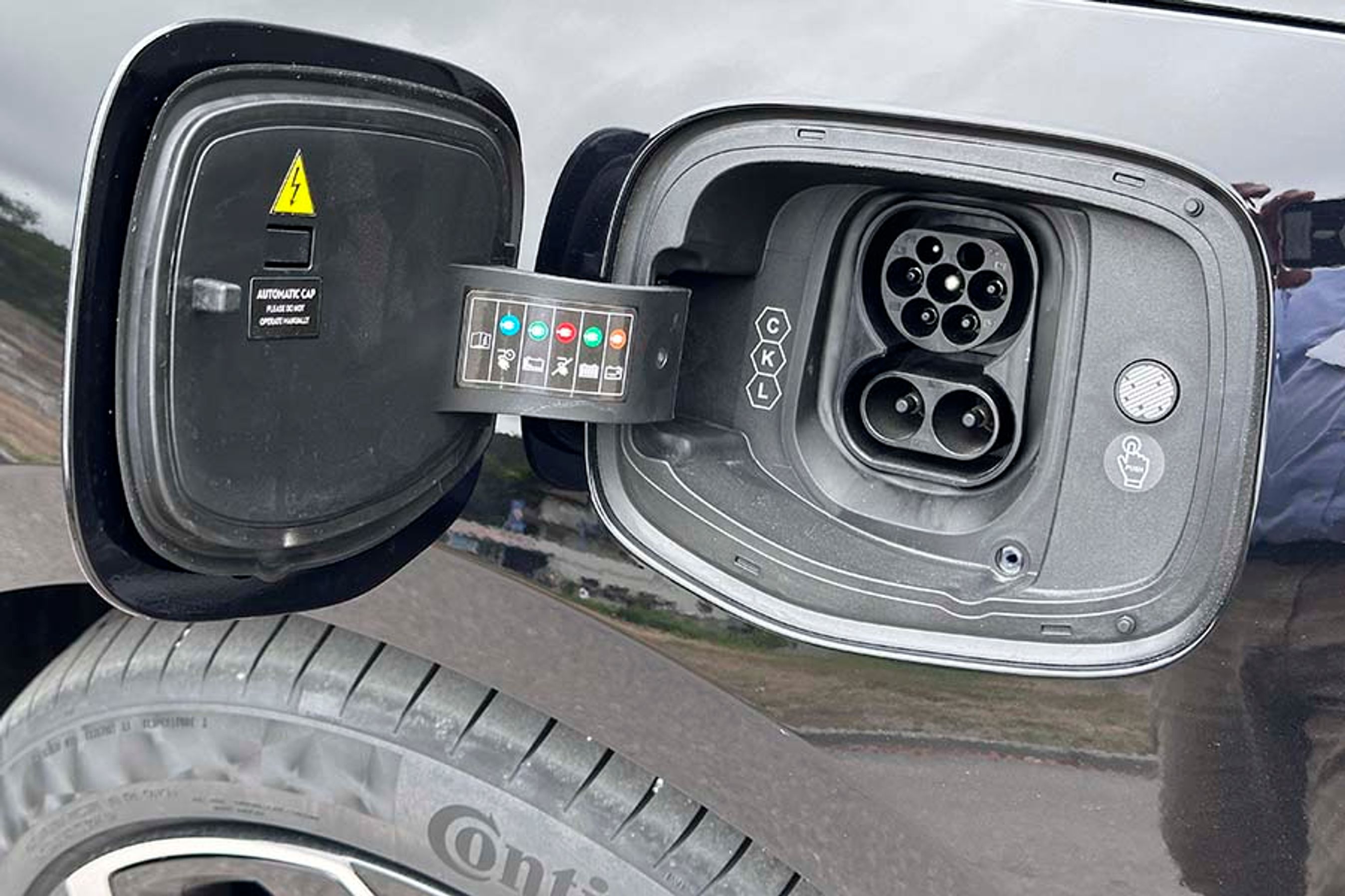 Ladestikket er placeret ved venstre baghjul, og klappen vipper elektrisk ud. Der er ingen gummipropper, der skal rodes med, og hjemme lader bilen med op til 22 kW og på farten med op til 200 kW.
