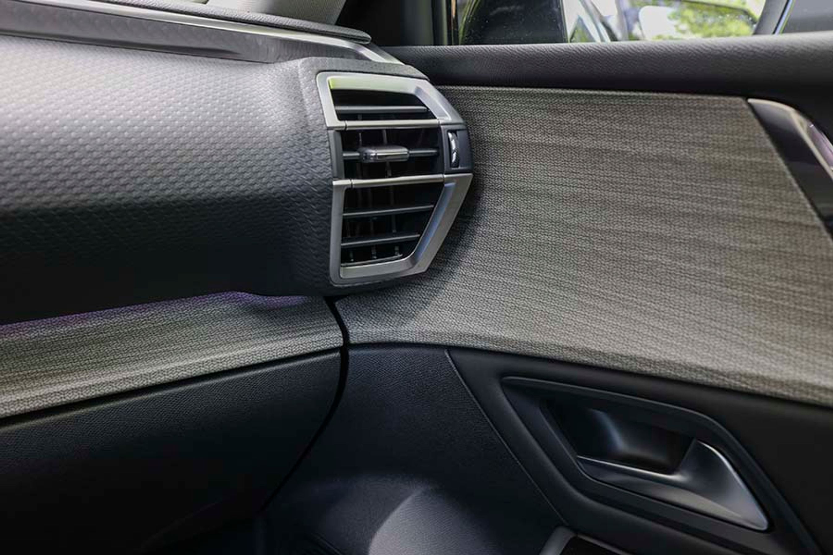 Overalt nyder man de lækre materialer.