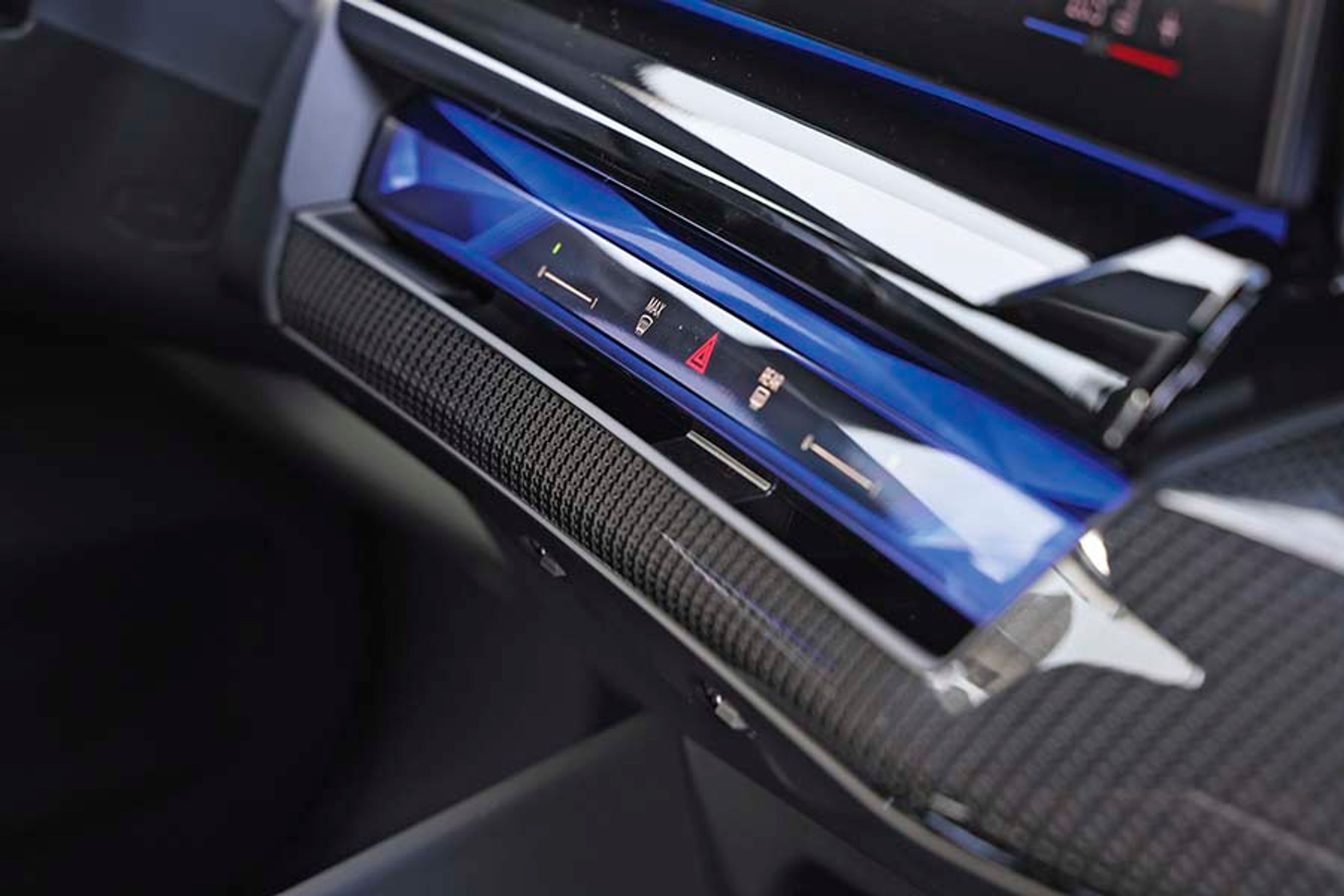 Man kan vælge mellem flere farver til den indvendige belysning af panelerne, og her er det den blå farve, der er valgt. Farverne skifter også med valg af de forskellige kørselsprogrammer.