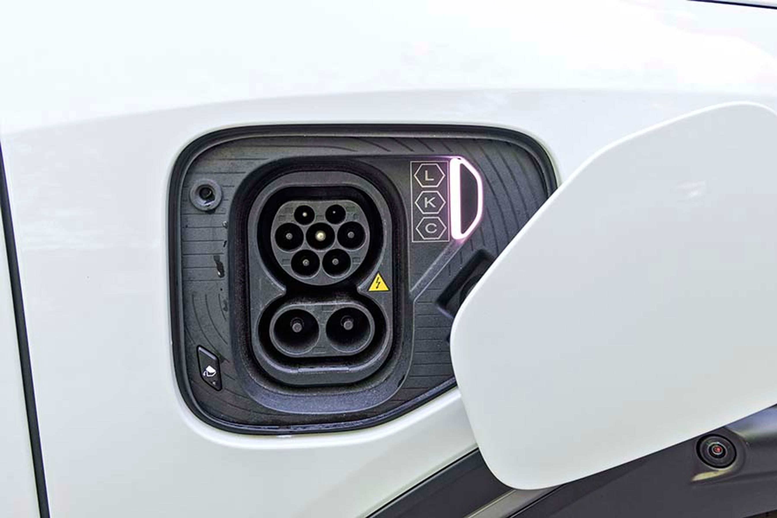 Låget foran ladestikkene er naturligvis også elektrisk i en topmodel. Her er fin hjemmeladning på 11 kW, mens lynladningen ikke imponerer.