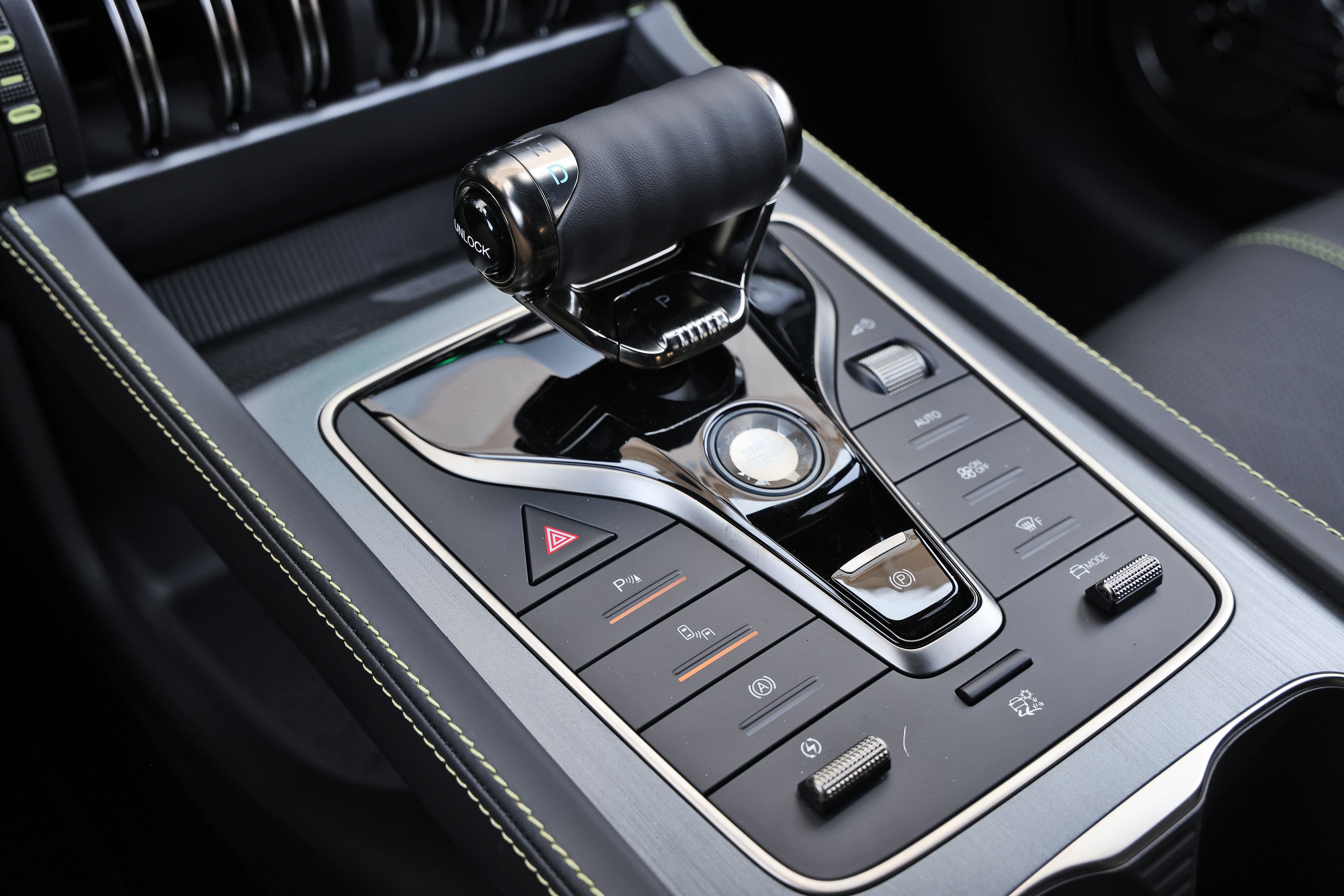 Gearvælgeren nemt at finde og betjene. Lidt underligt er parkeringsfunktionen ikke en del af selve håndtaget, men skal betjenes på en lille knap ved start/stop-knappen. 