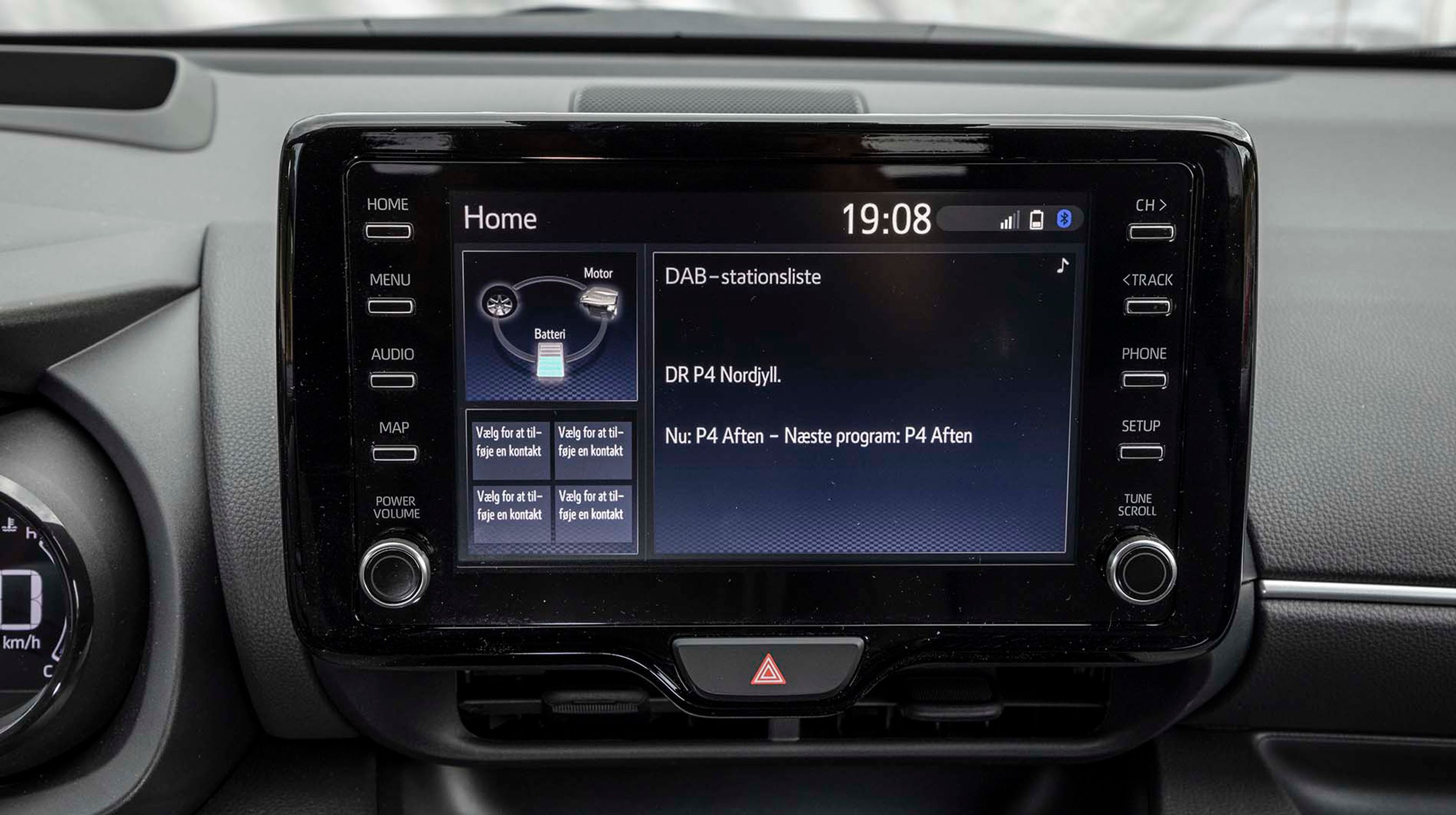 Rundt om den store skærm er der separate dreje- og trykknapper til bl.a. volumen og valg af skærmvisning. Skærmen er højt placeret og let at betjene med danske menuer. Apple CarPlay/Android Auto, DAB+ og bakkamera er standard, mens navigation er ekstraudstyr. Man kan tilkøbe en 8-tommerskærm som del af en såkaldt Smart-pakke, og det er den vi ser på fotoet.