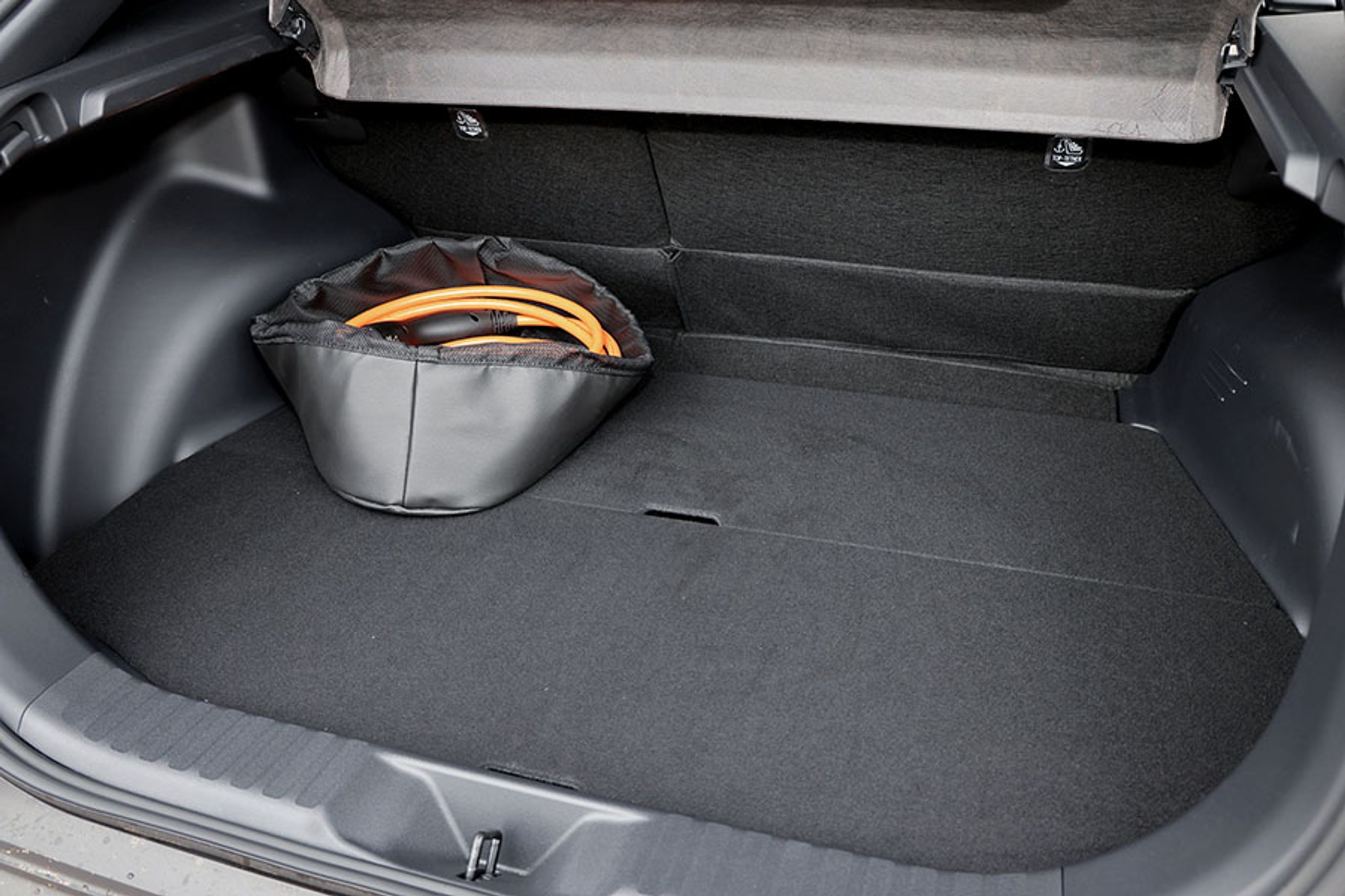 Med kun 416 liter er der ikke meget bagagerum, og da C-HR+ ikke har en frunk, skal ladekablerne også opbevares her. Det er et minus ved modellen – til sammenligning har en konkurrent som VW ID.5 hele 549 liter.