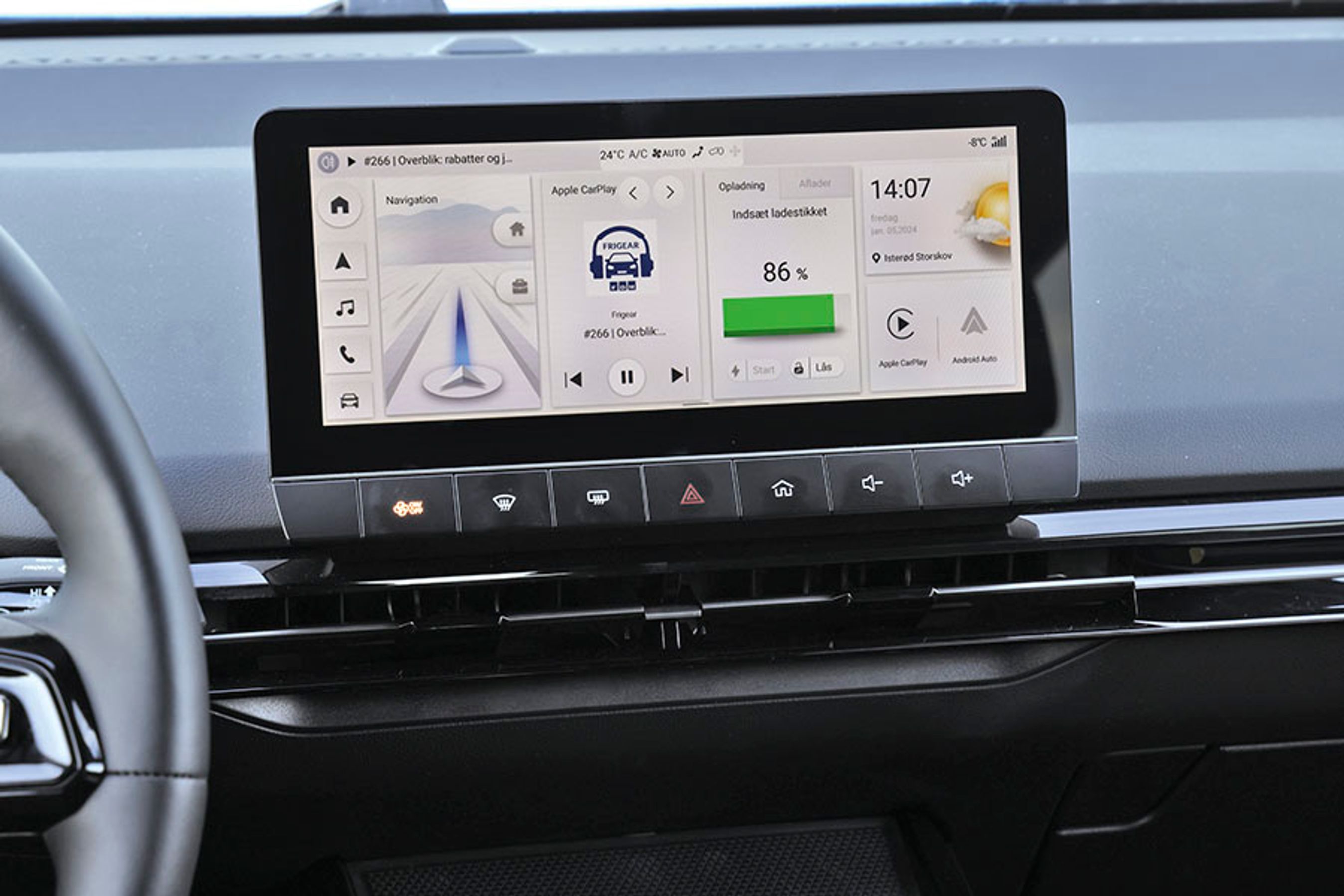 Trykskærmen har fået lidt opdateringer på visningen, men generelt er den lidt sløv i optrækket og det er ærgerligt, at du ikke kan komme direkte til klimaanlægget fra Apple CarPlay/Android Auto visning.