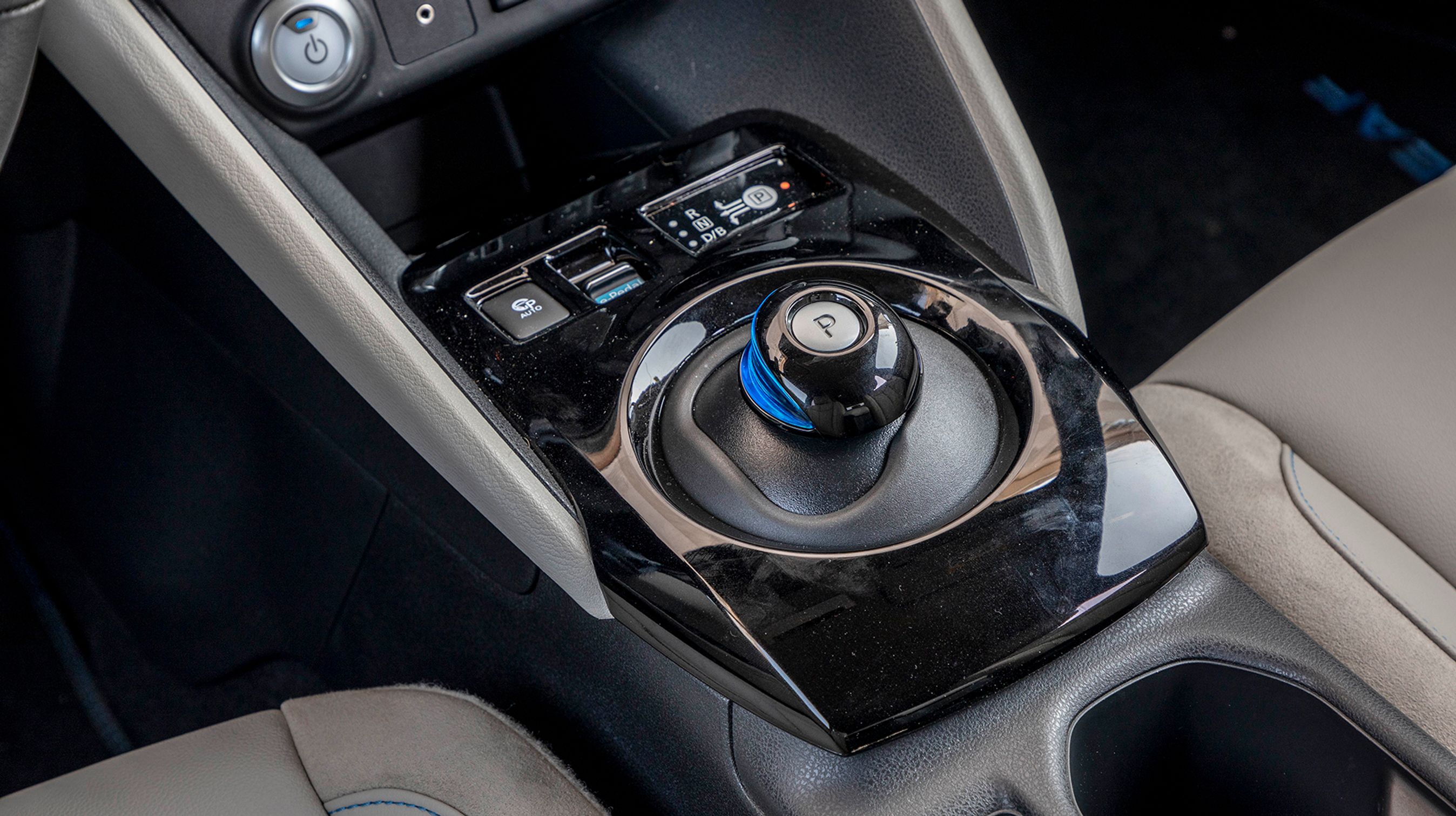 Gearstangen er fortsat en elektronisk knap, hvorfra man kan vælge kørselsretningen.